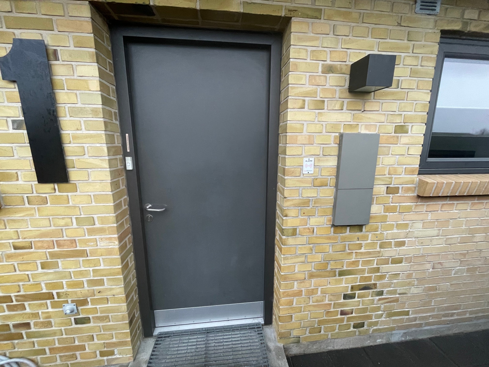 Strømmåleren til høyre for inngangsdør Galleribilde