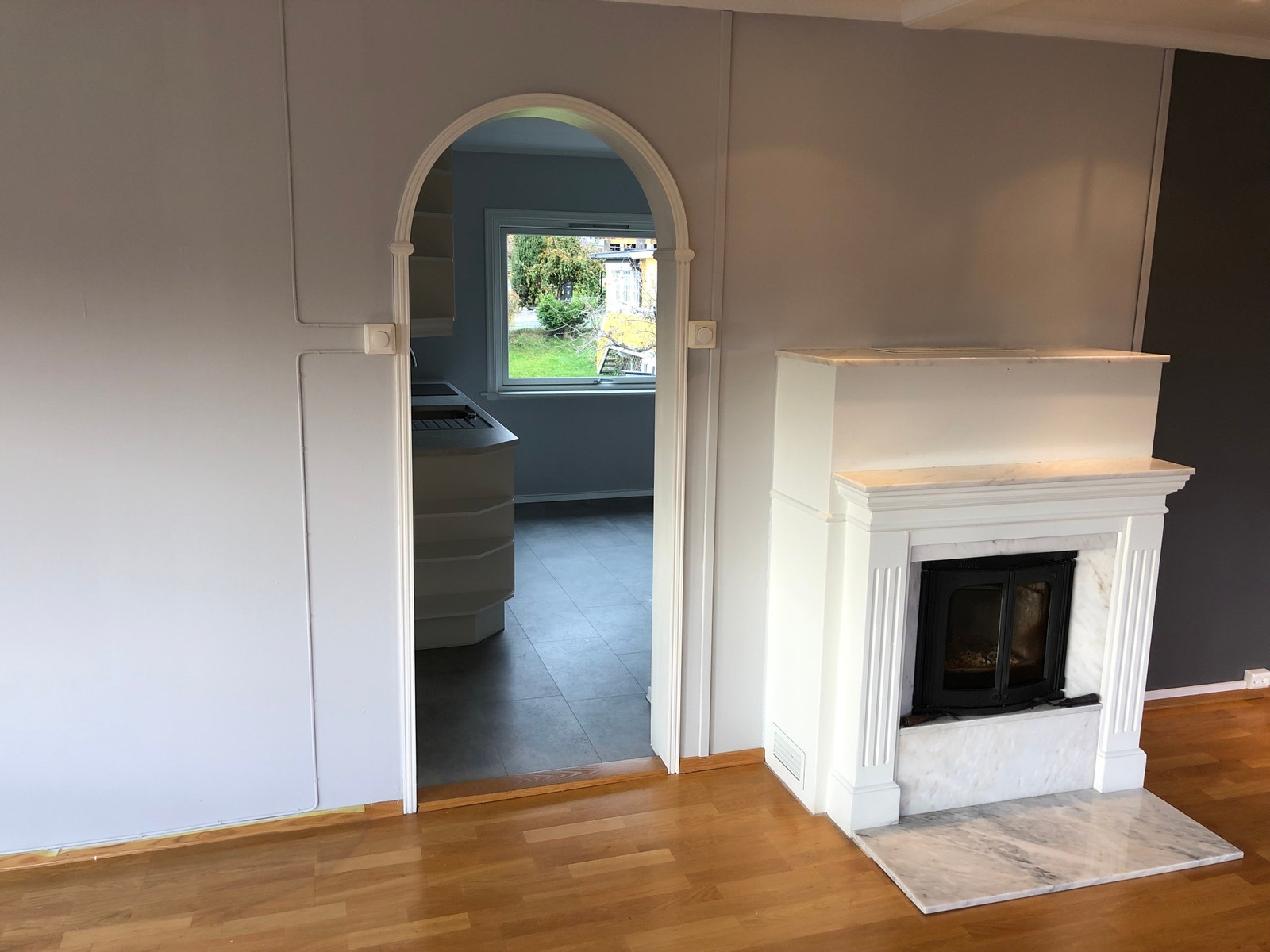 Stue mot kjøkken Galleribilde