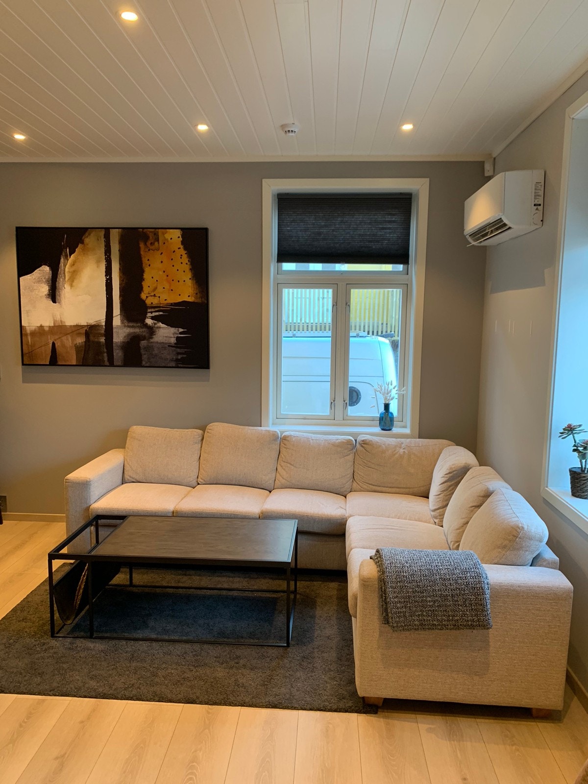 Solid sofakrok med stuebord. Galleribilde