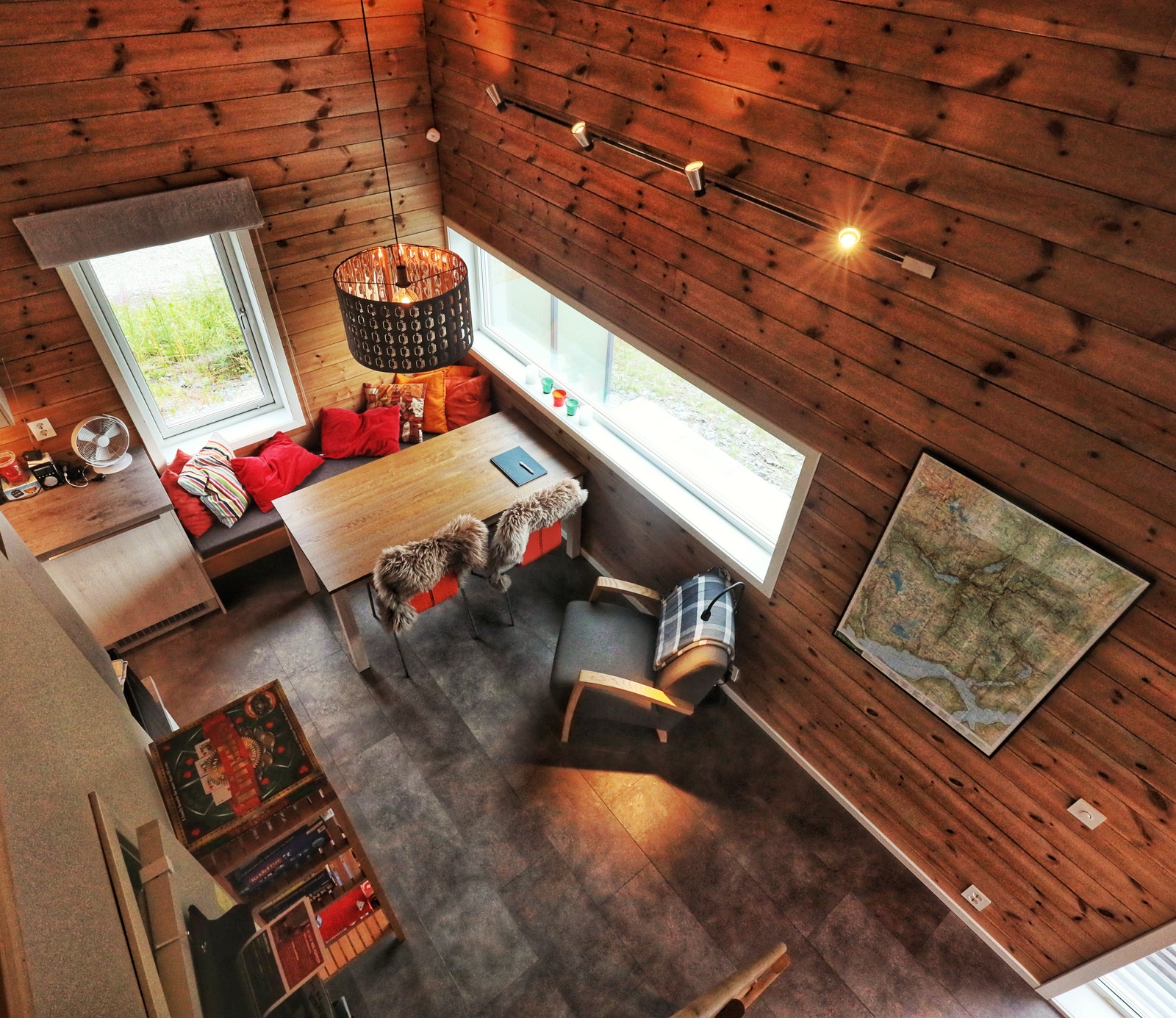 Tatt fra hemstrappen. God takhøyde, gir bra romfølelse. Galleribilde