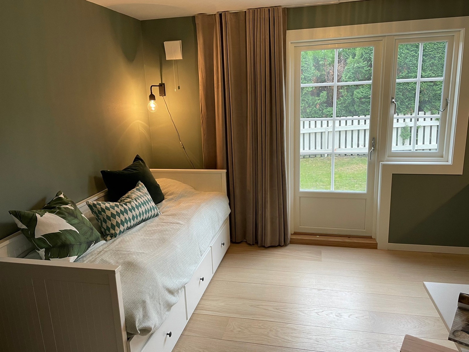 Utgang ved kjøkken. Rommet kan brukes som kjøkken/oppholdsrom eller kjøkken/soverom. Galleribilde