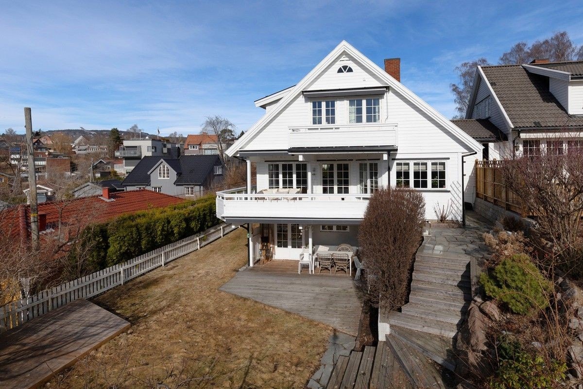 Oversikt over hele huset, leiligheten er i hele 1.etasje. Hage og egen stor terrasse ut mot hagen. Galleribilde