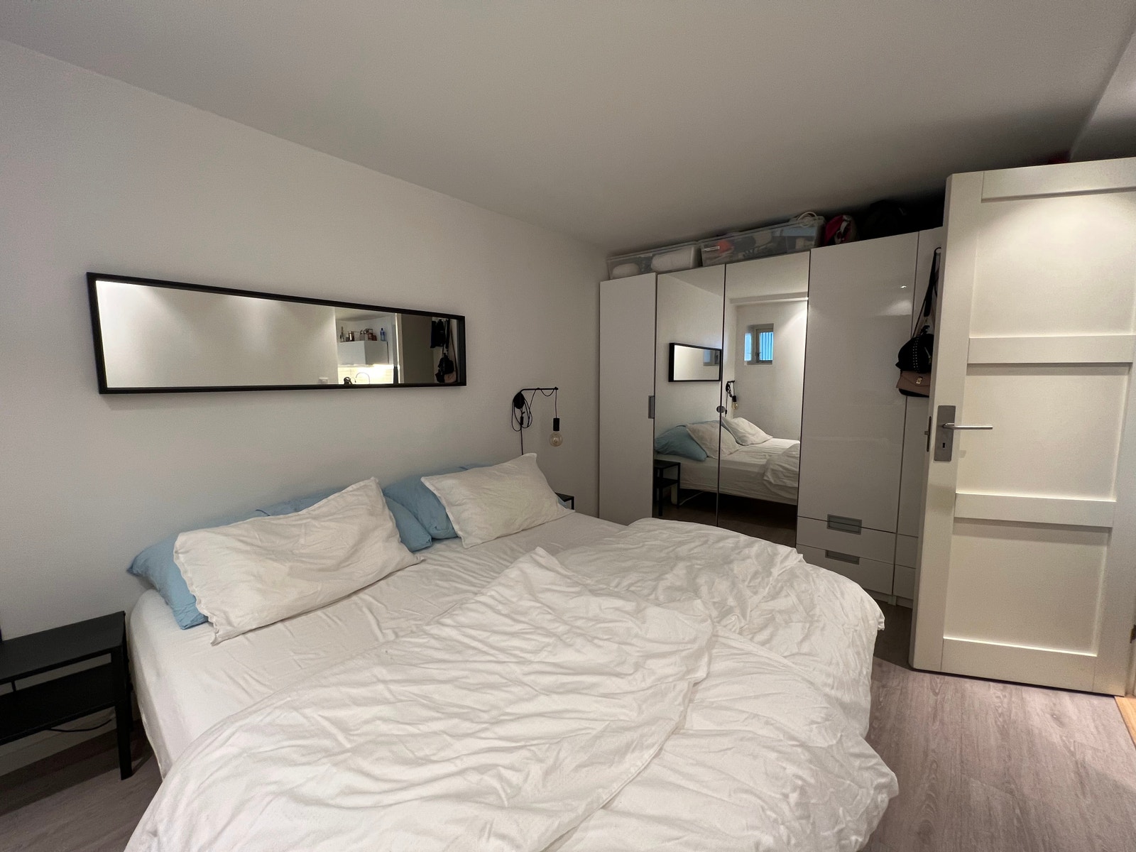 Soverom - (3) - Stort garderobeskap m/speil Galleribilde