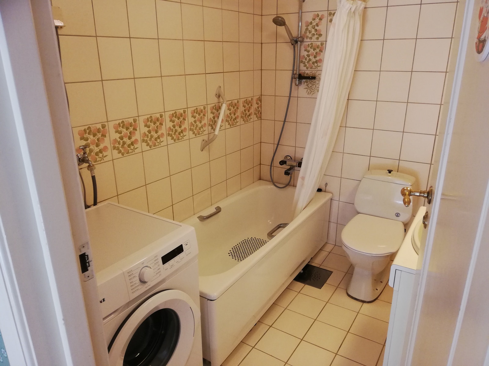 Bad/toalett med ny vaskemaskin. Galleribilde
