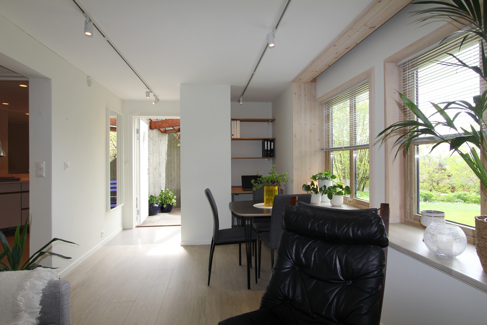 Stue mot garderobe, arbeids/PC- og spiseplass Galleribilde