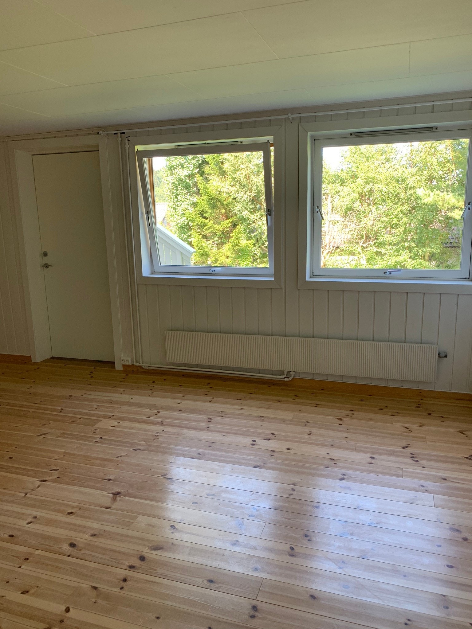 Stue med 2 store vinduer og egen inngang Galleribilde