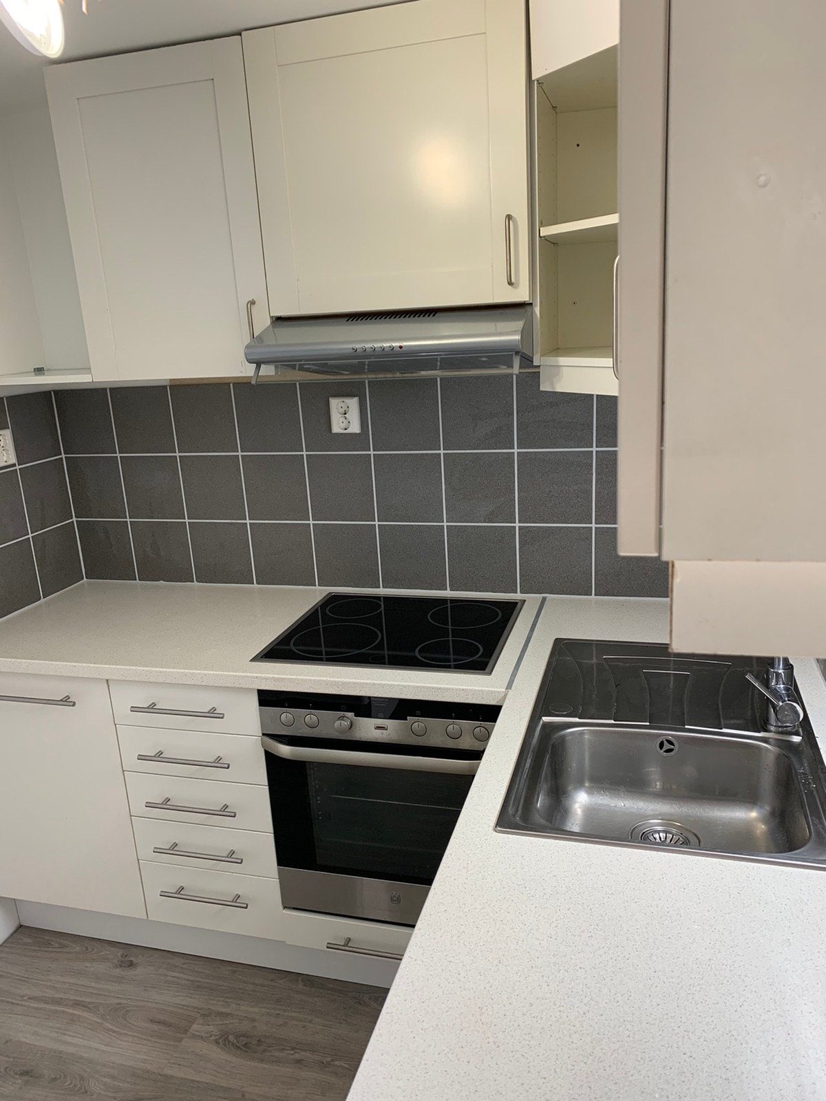 Separat kjøkken med hvitevarer Galleribilde