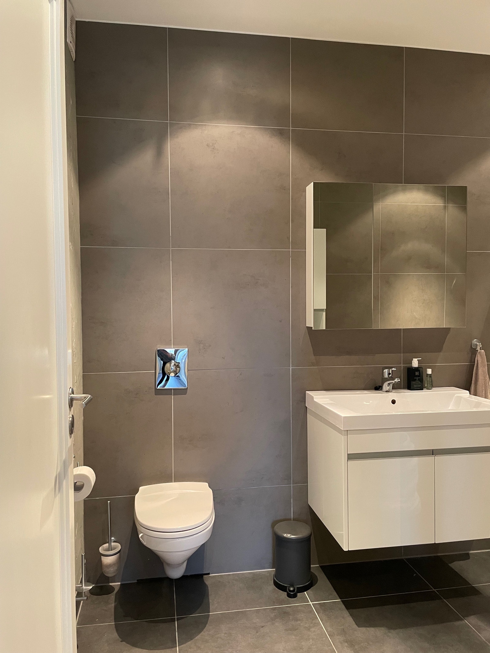 Bad med vegghengt toalett Galleribilde