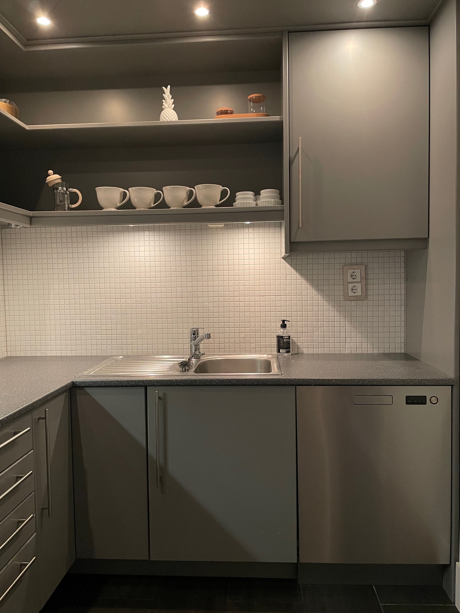 Åpne hyller, godt med skap og skuffer. Oppvaskmaskin. Galleribilde