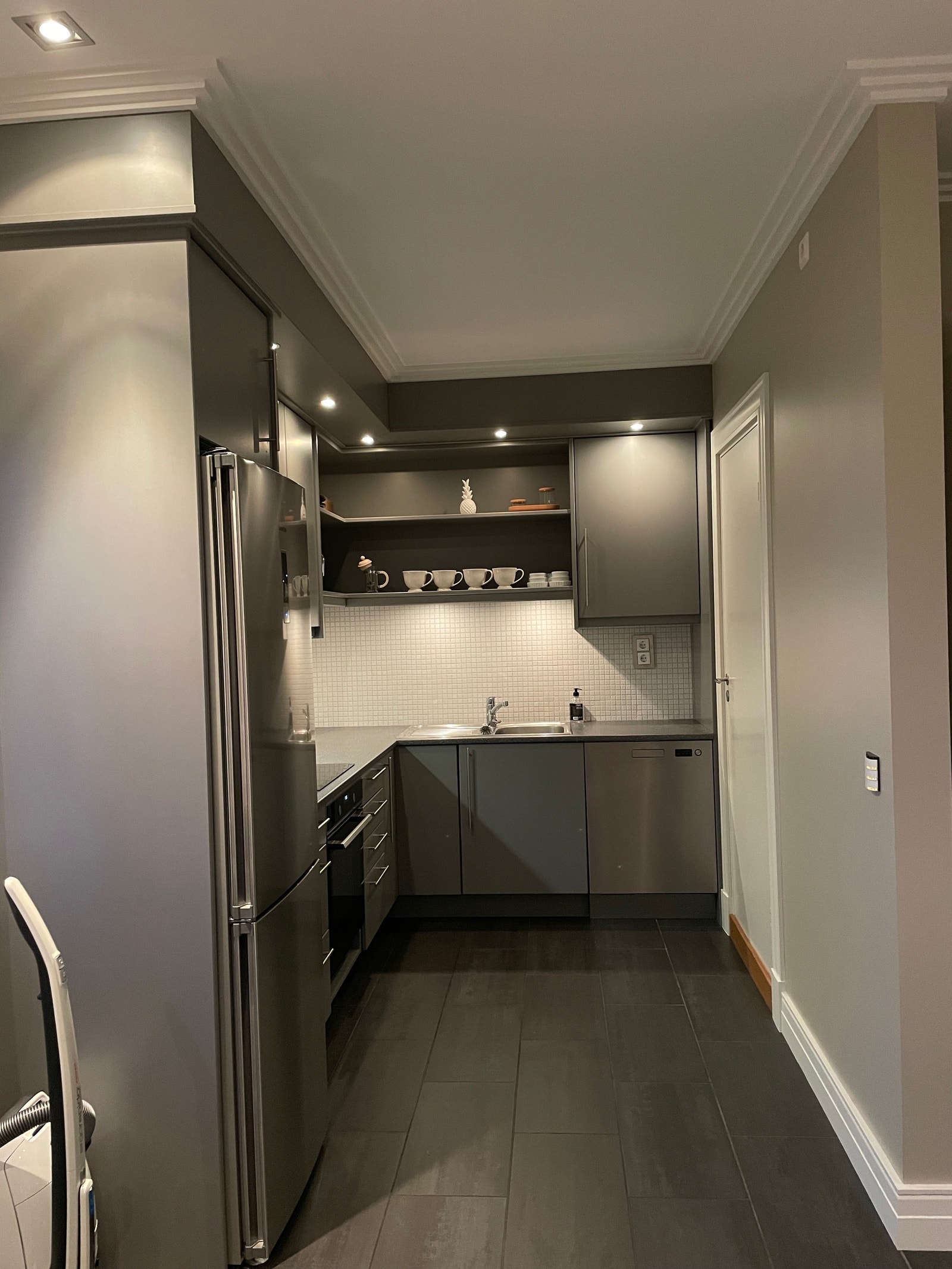 Åpen kjøkkenløsning med hvitevarer Galleribilde