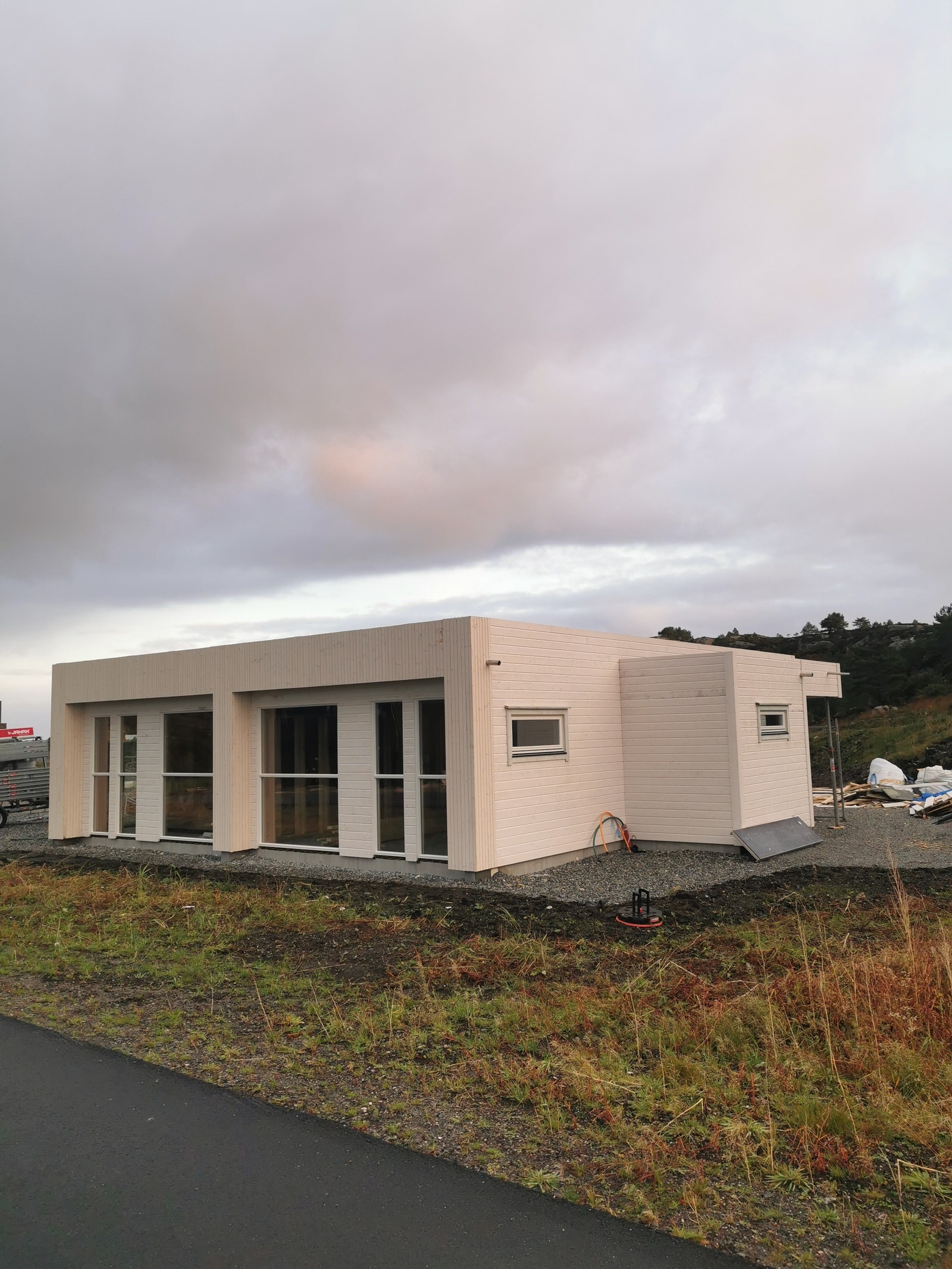 Bildet viser en tomannsbolig fra tidligere byggetrinn under oppføring. De 4 nye tomannsboligene vil være tilsvarende denne. Galleribilde