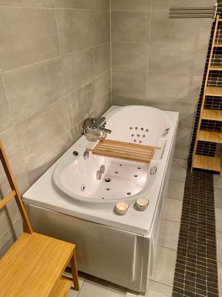 Badekar (massasje/spa), normal belysning. Galleribilde