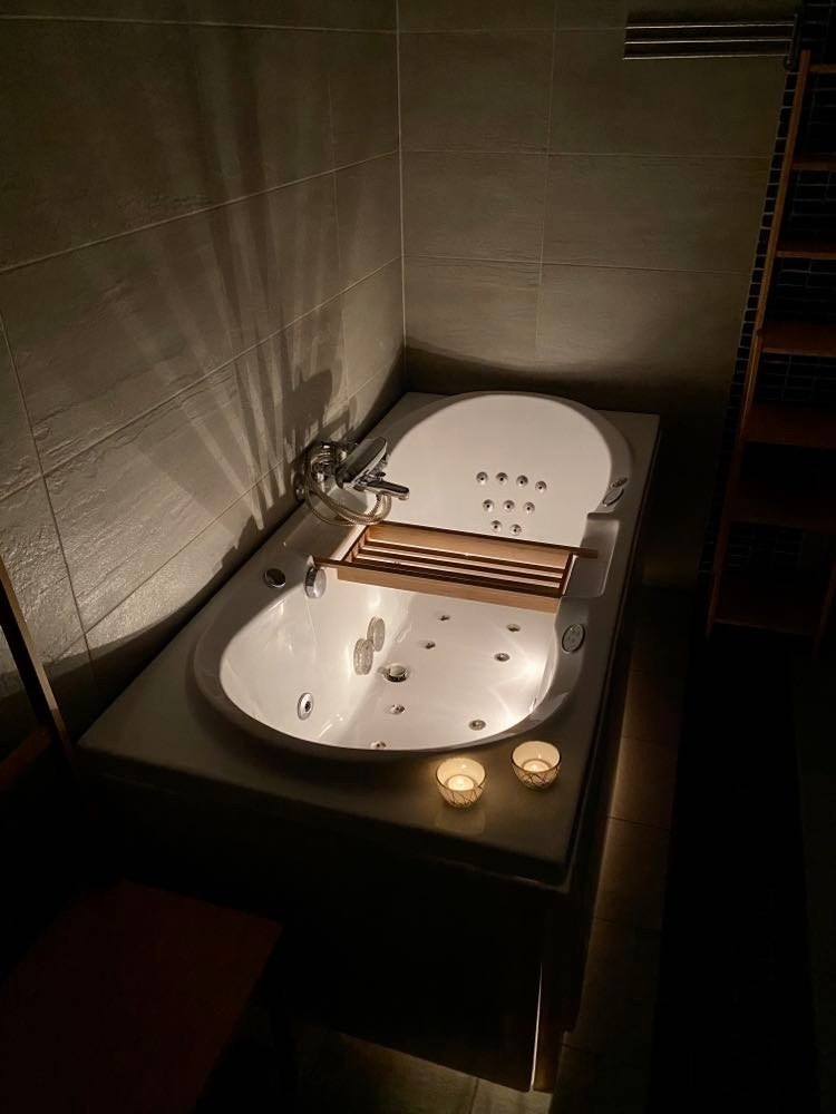 Badekar (massasje/spa), mørktlagt rom. Galleribilde