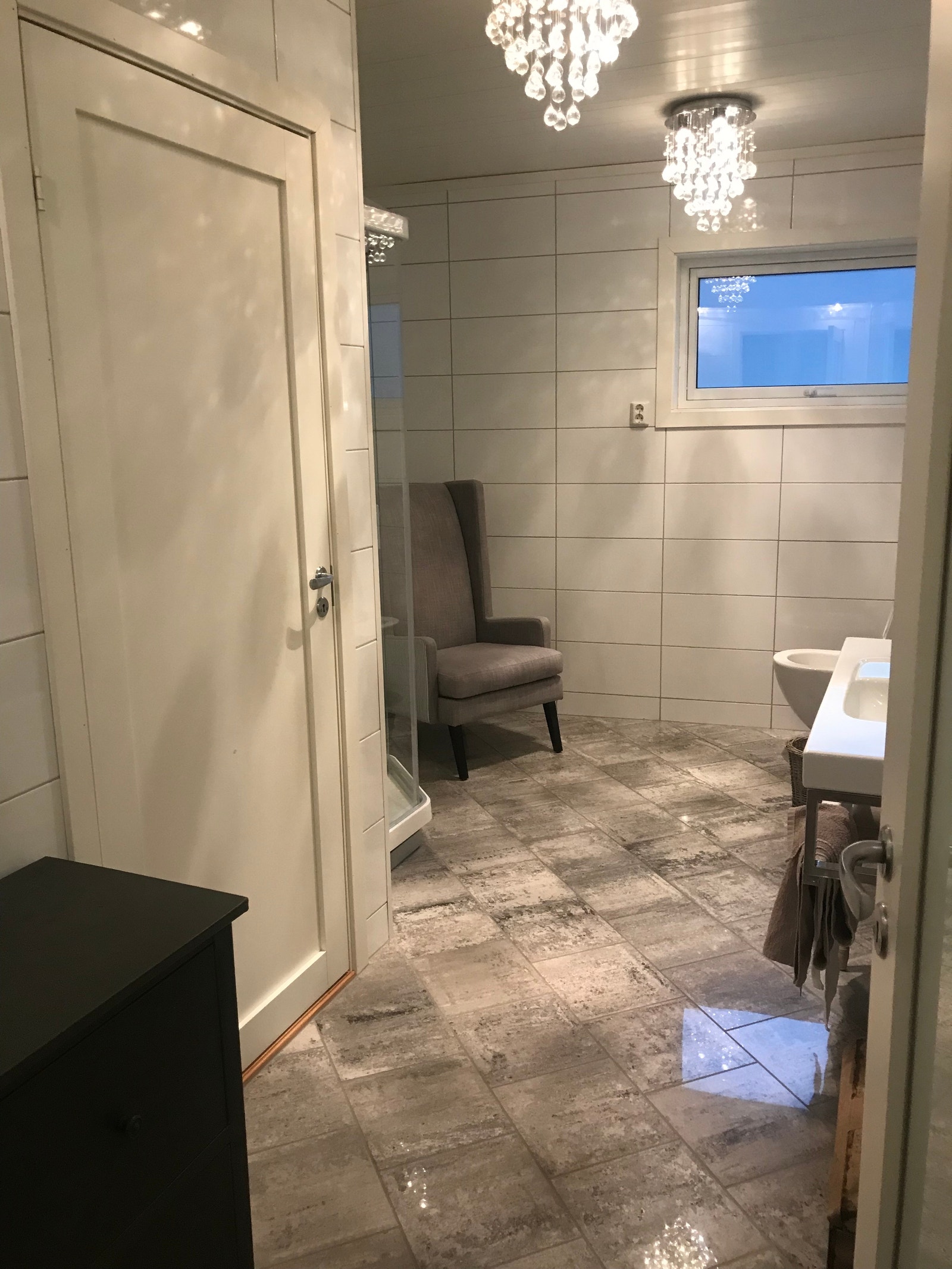 Flislagt bad med gulvvarme, vask, dusjkabinett, opplegg til vaskemaskin, vegghengt toalett, downlights. Inngang fra både hovedsoverom og hall Galleribilde