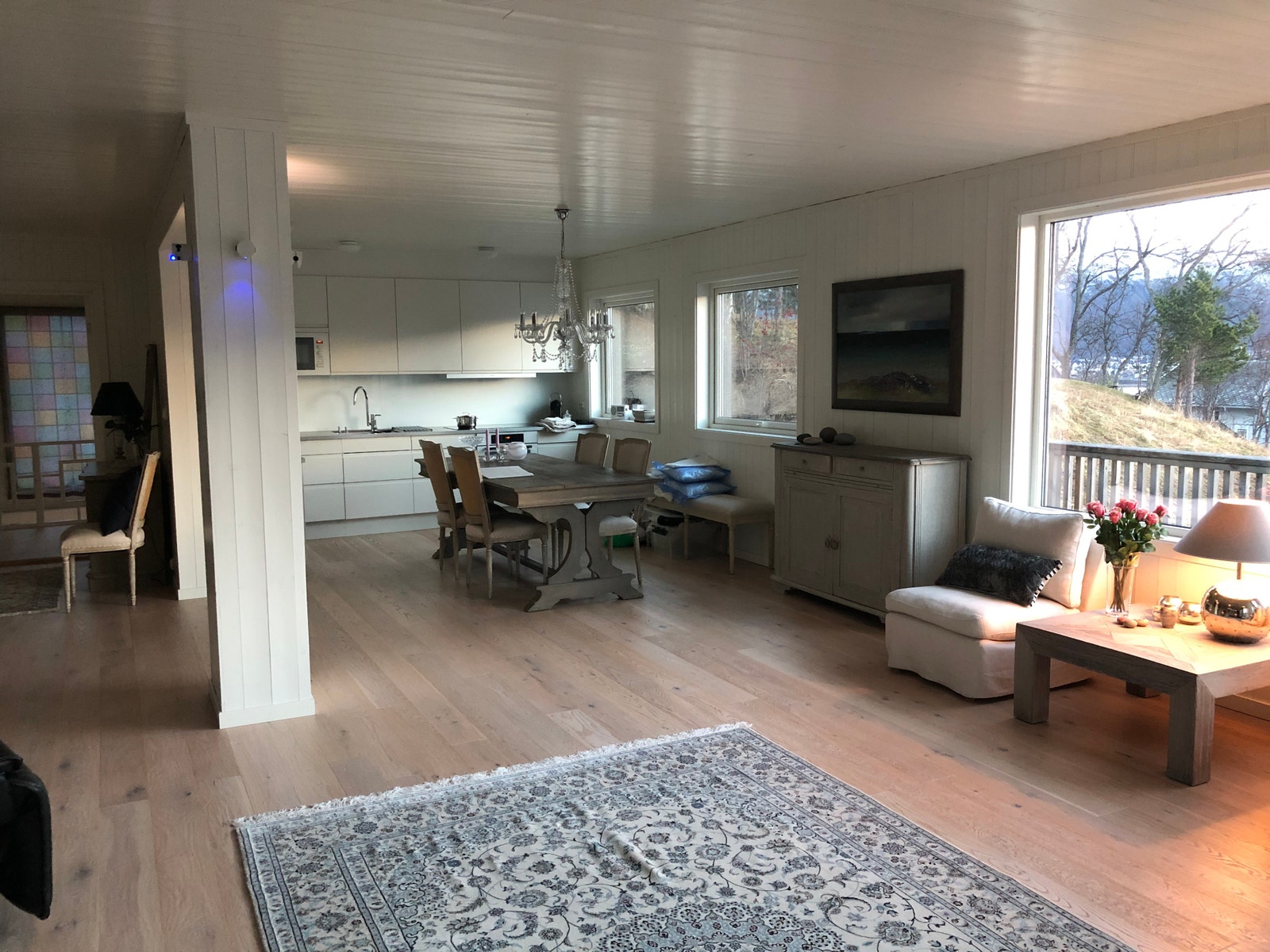 Stor stue med nydelig utsikt Galleribilde