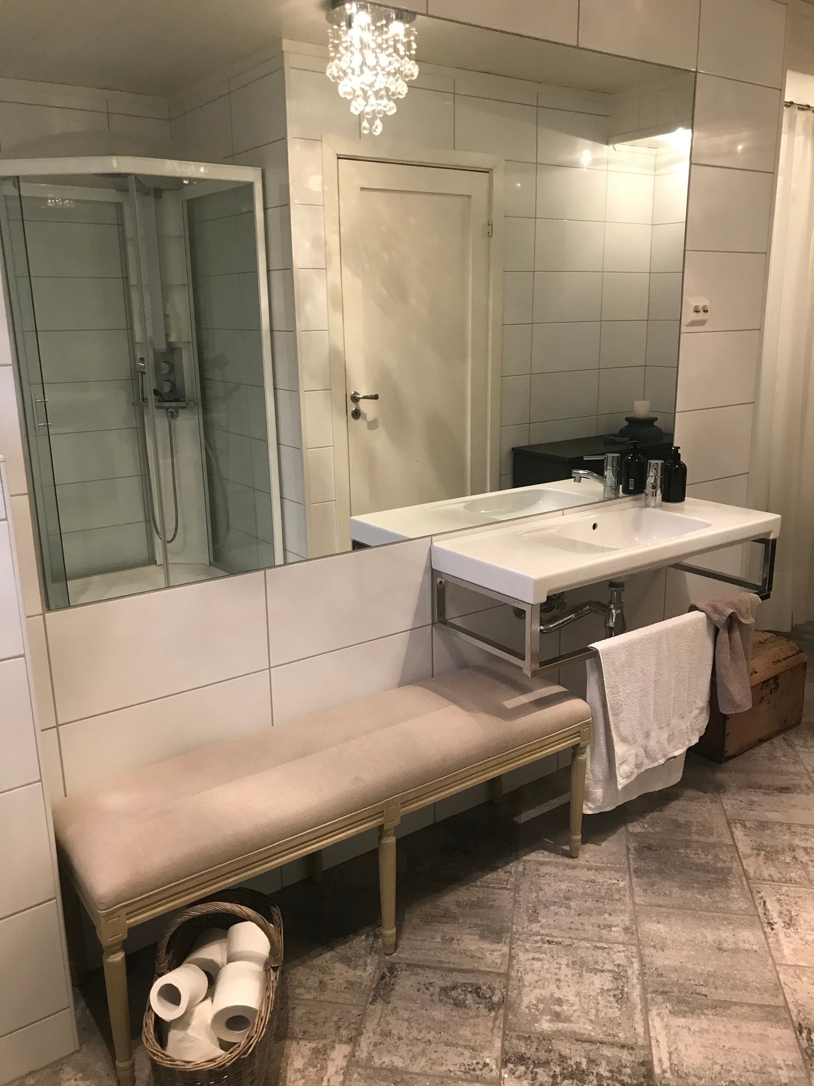 Flislagt bad med gulvvarme, vask, dusjkabinett, opplegg til vaskemaskin, vegghengt toalett, downlights. Inngang fra både hovedsoverom og hall Galleribilde