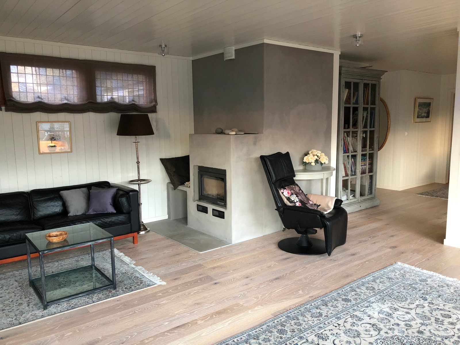 Stue med effektiv ovn for vedfyring Galleribilde