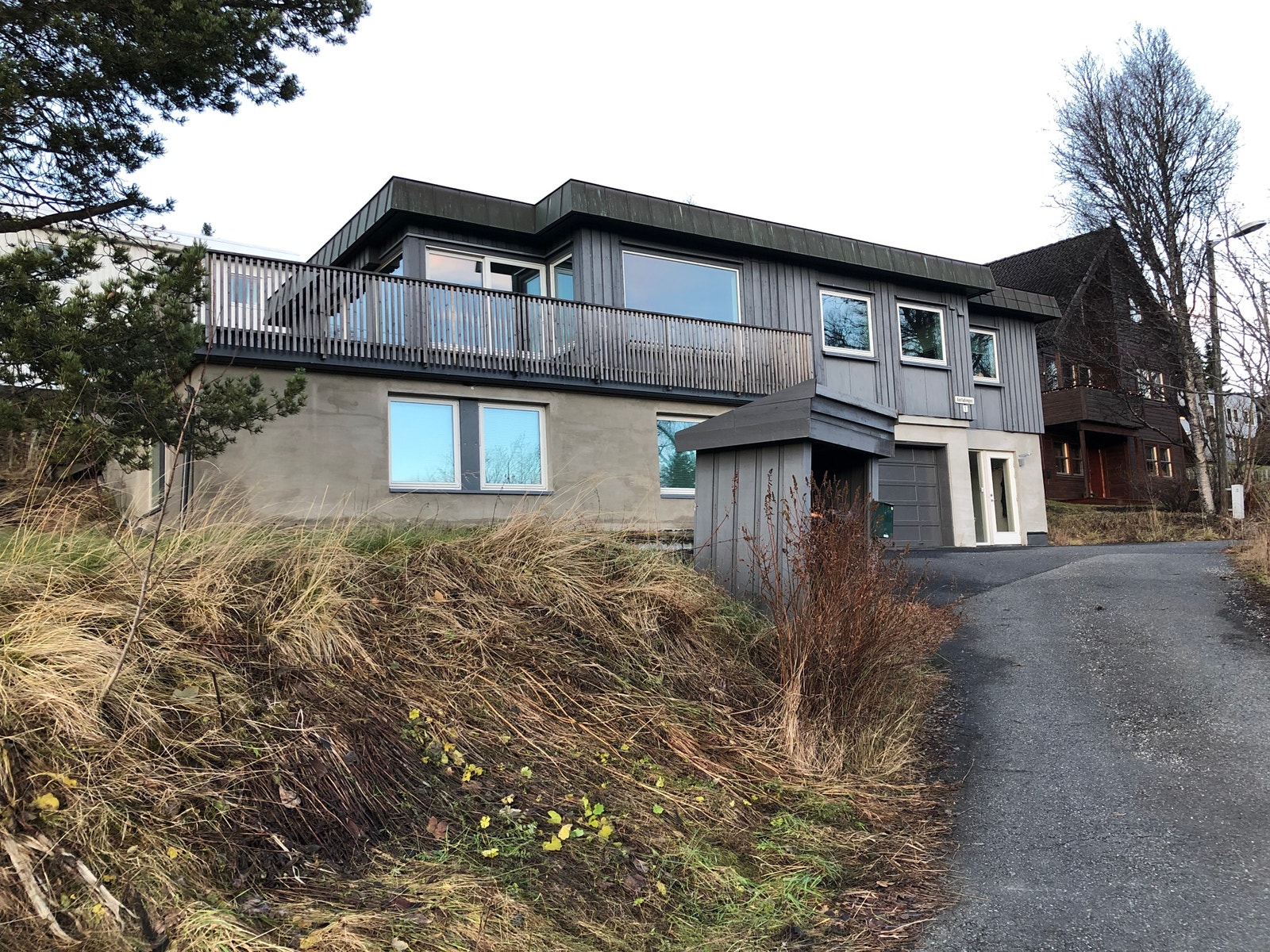 Biloppstillingsplass utenfor Galleribilde