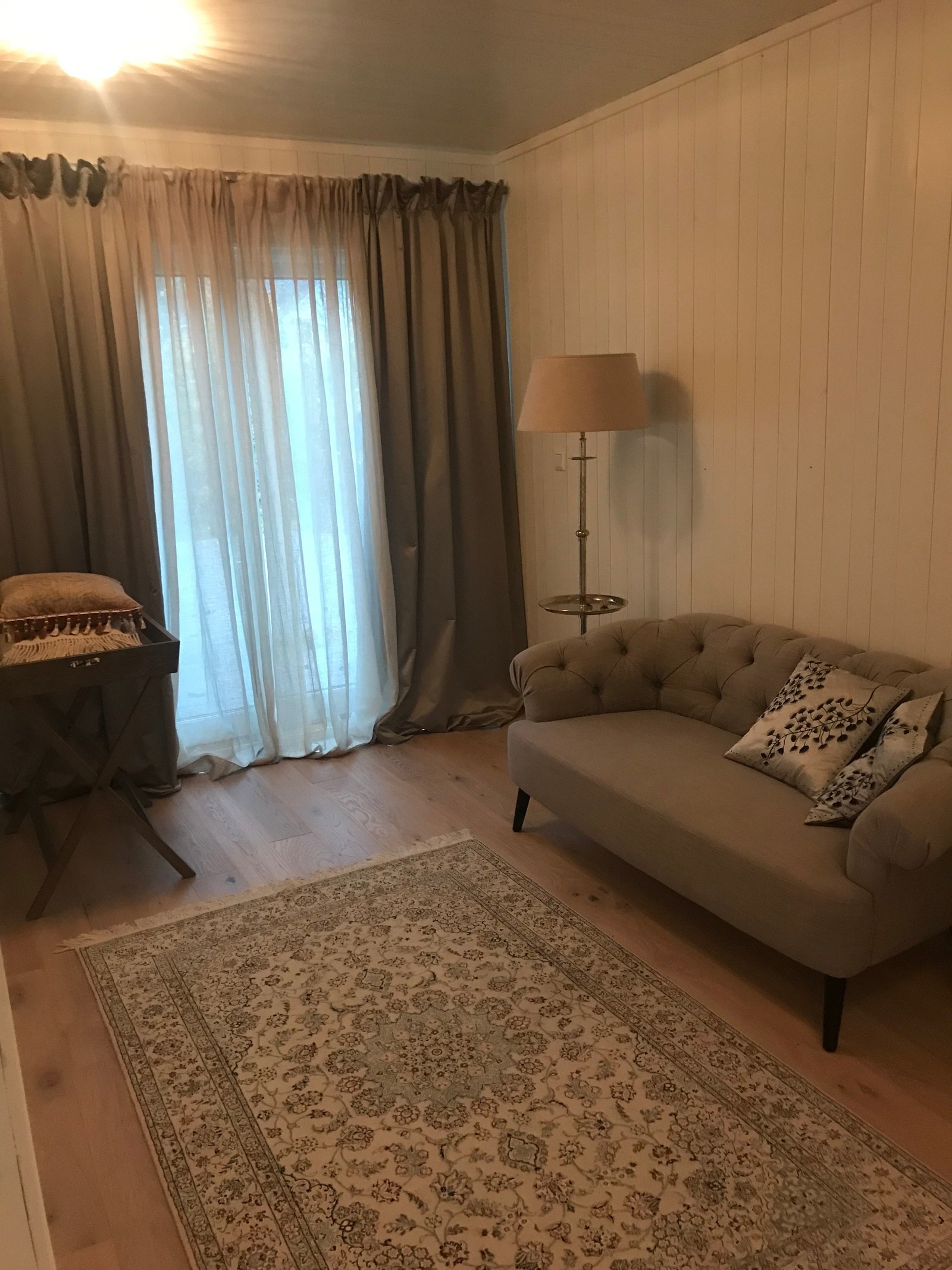 TV stue med utgang til stor sørvendt terrasse. Det er også utgang til terrassen fra hovedstuen. Galleribilde