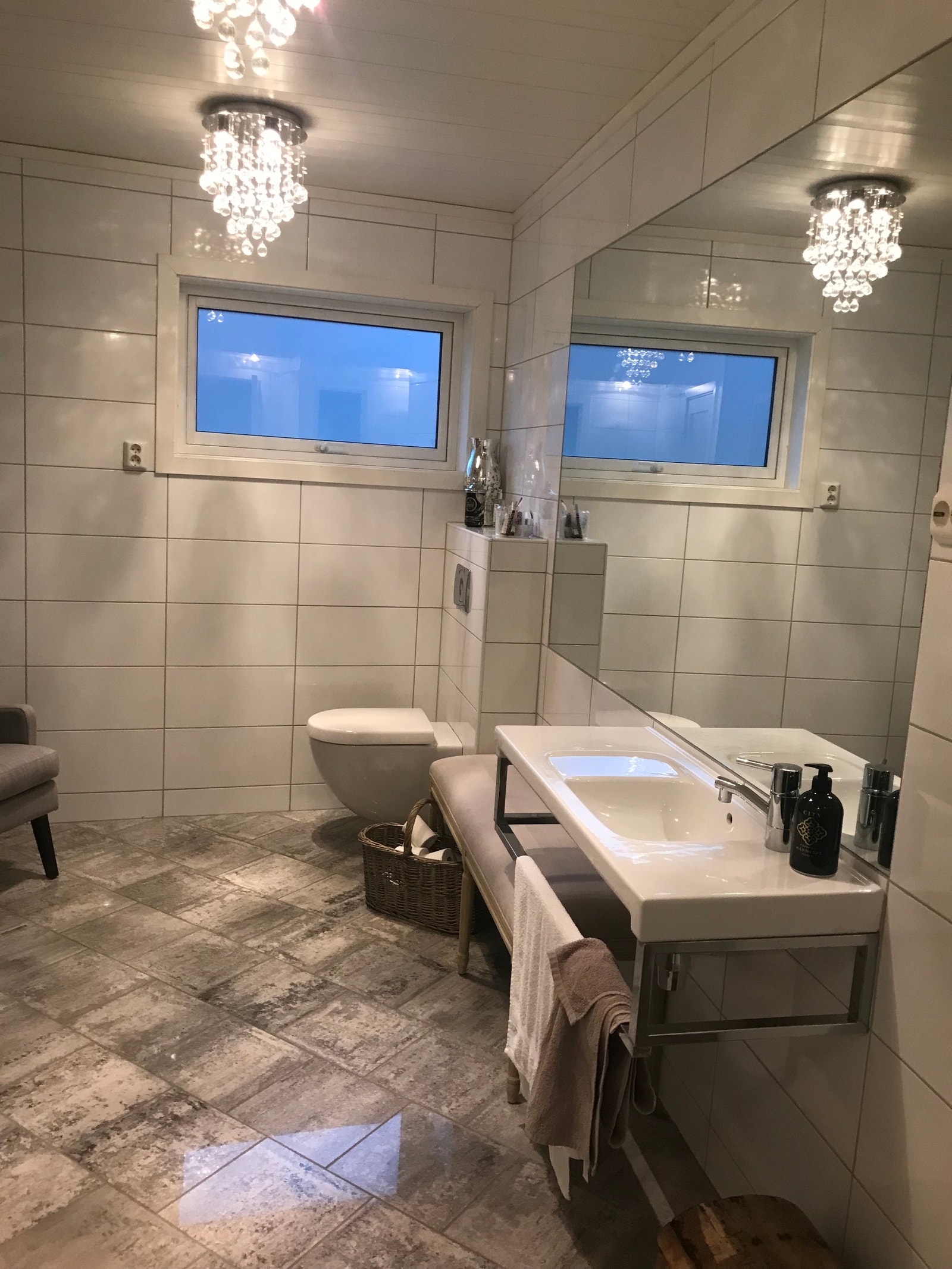 Flislagt bad med gulvvarme, vask, dusjkabinett, opplegg til vaskemaskin, vegghengt toalett, downlights. Inngang fra både hovedsoverom og hall Galleribilde