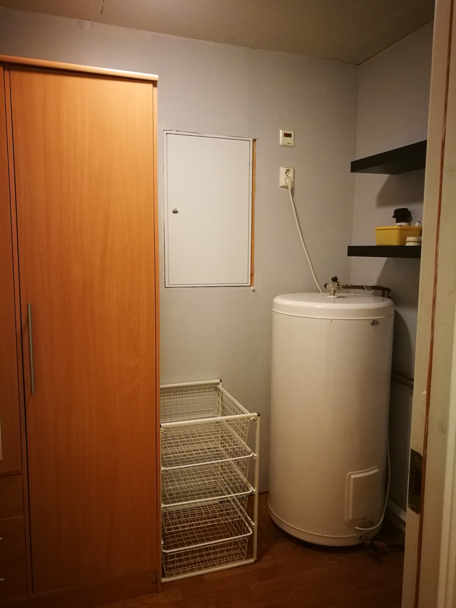 Tekniskrom med skap Galleribilde