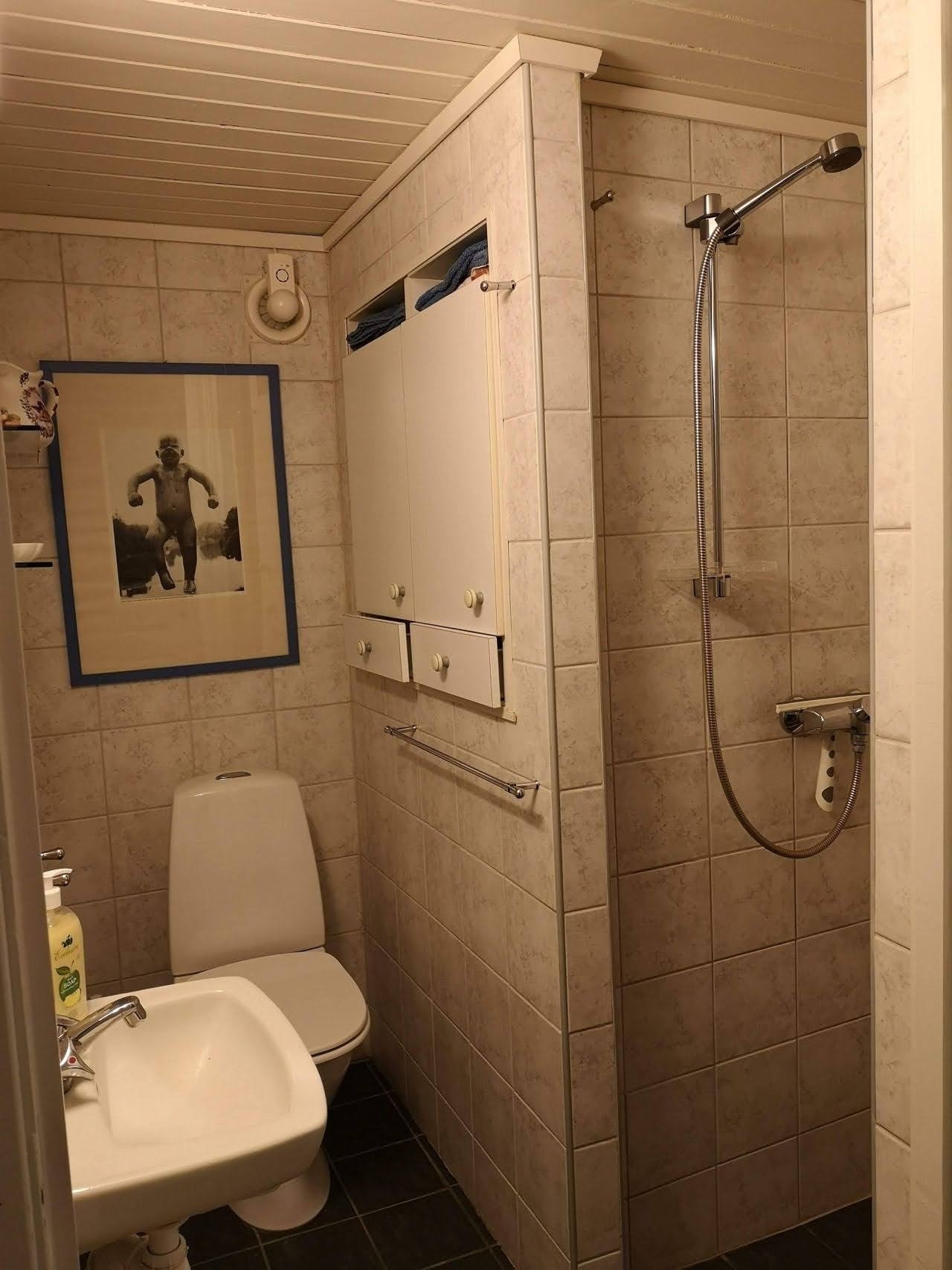 Toilett med dusj og varme i gulvet. Galleribilde