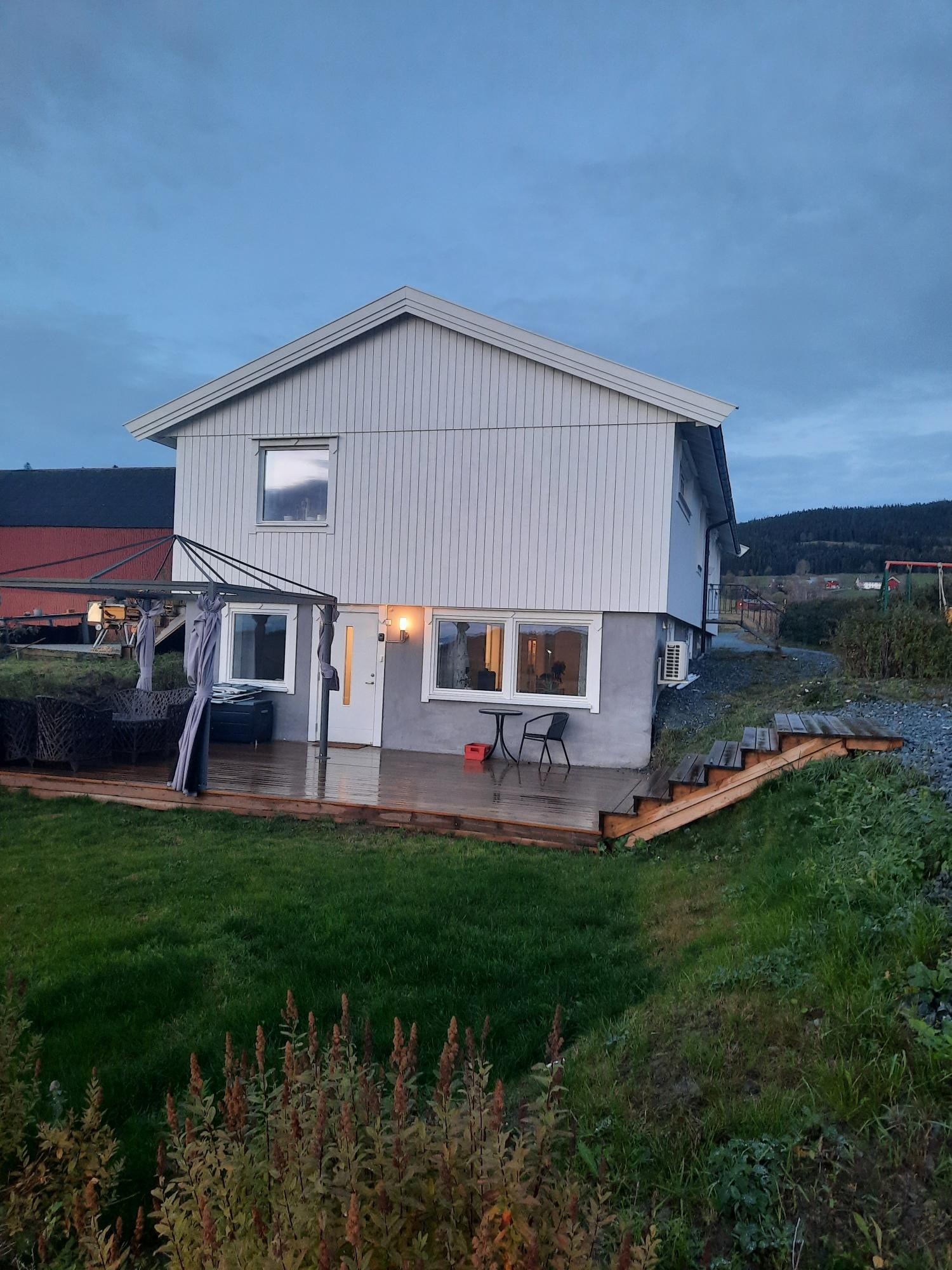 Uteplass ,inngang . Parkering til høyre. Galleribilde