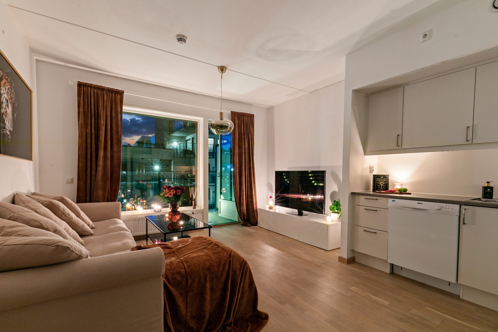 Fra stuen er det utgang til en solrik balkong. Galleribilde