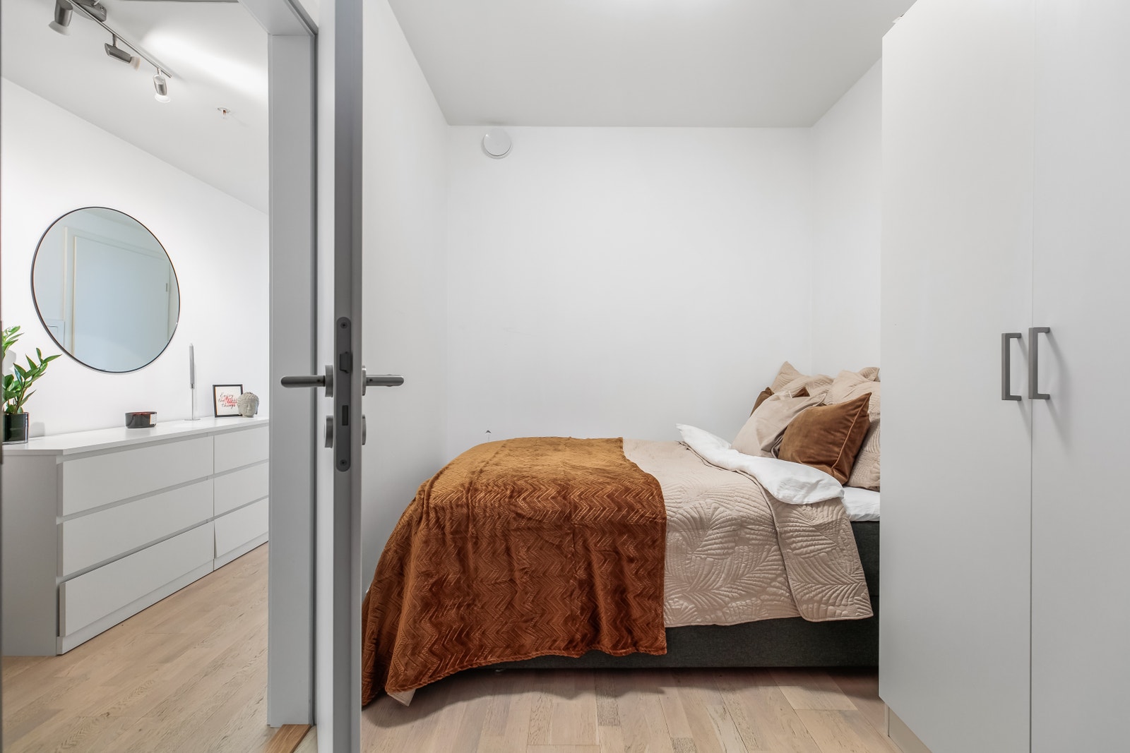 Soverom med plass til stor dobbeltseng. Skap med plass til klær og oppbevaring. Galleribilde