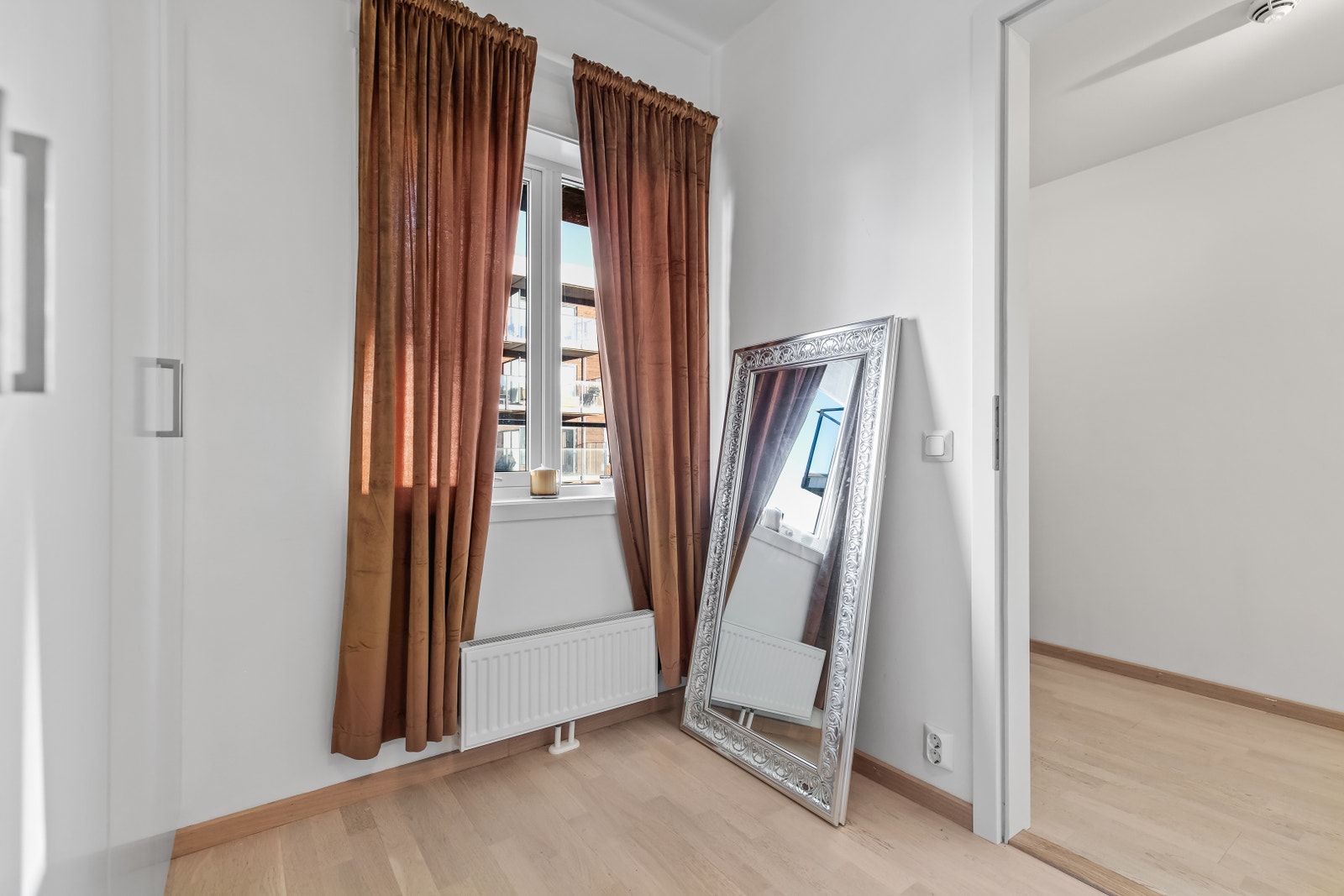 Hele leiligheten varmes opp av radiator og varmekabler på bad. Galleribilde