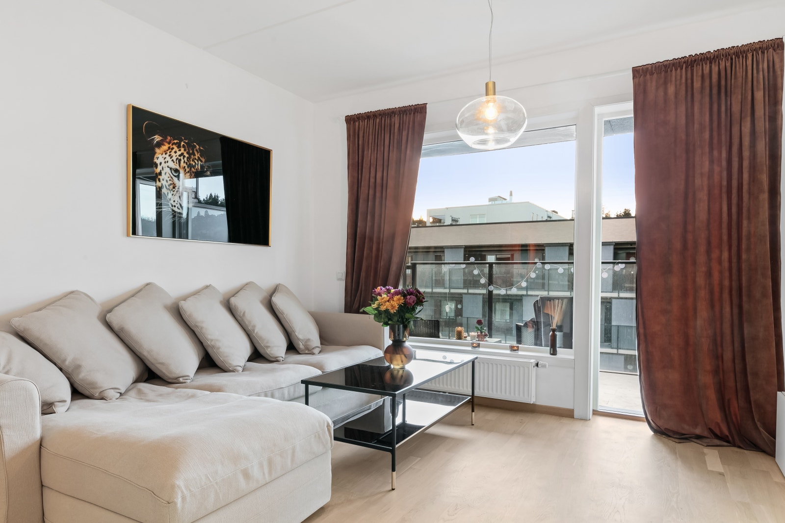 God plass til sofa og TV-bord. Galleribilde