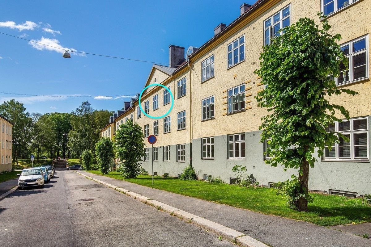 Hybelens vindu er markert med blå sirkel. Galleribilde