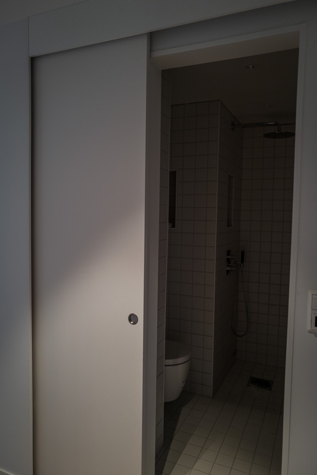 Arealeffektiv spesiallaget skyvedør til badet. Galleribilde
