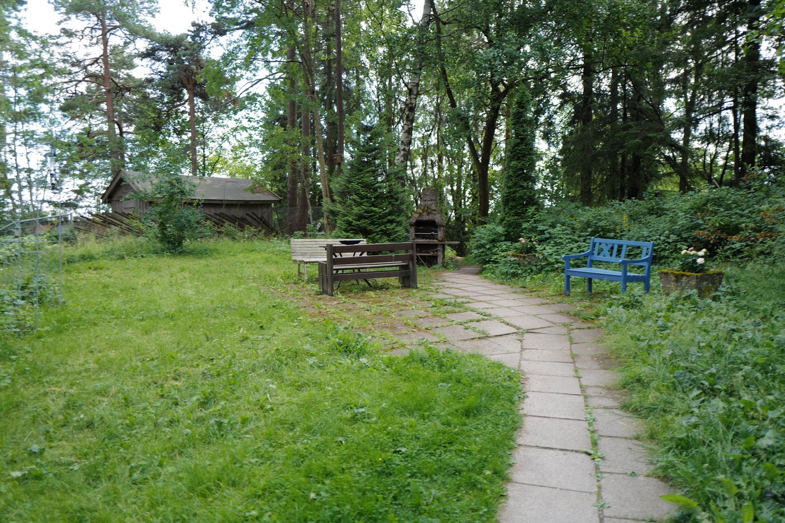 Hyggelig grøntområde på baksiden av bygningen. Galleribilde