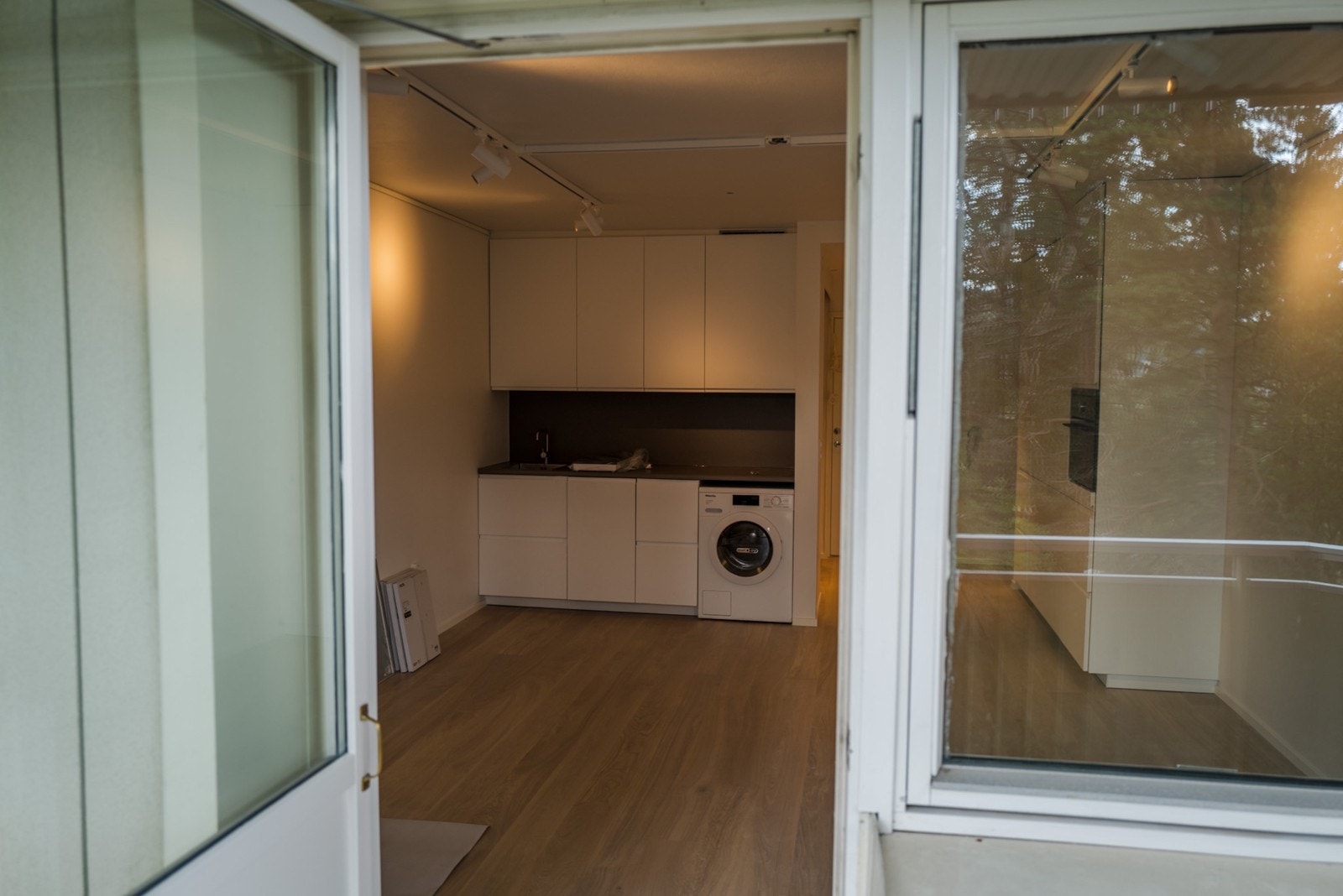 Herlig vestvendt veranda og ingen gjenboere. Persienner foran vinduer og dør sørger for at du selv kan skjerme deg mot dagslys hvis du ønsker det. Galleribilde