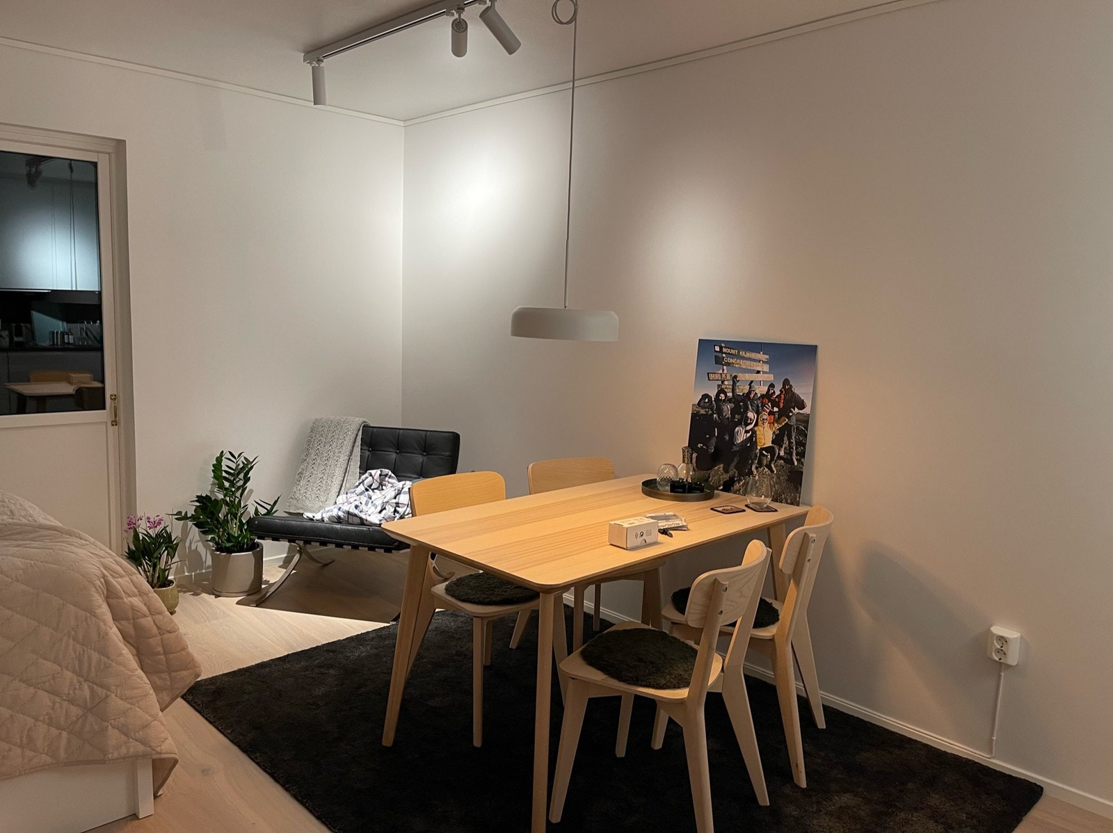 Fin belysning som du selv kan finjustere. Det er også besysning i kjøkken- og garderobeskap. Galleribilde