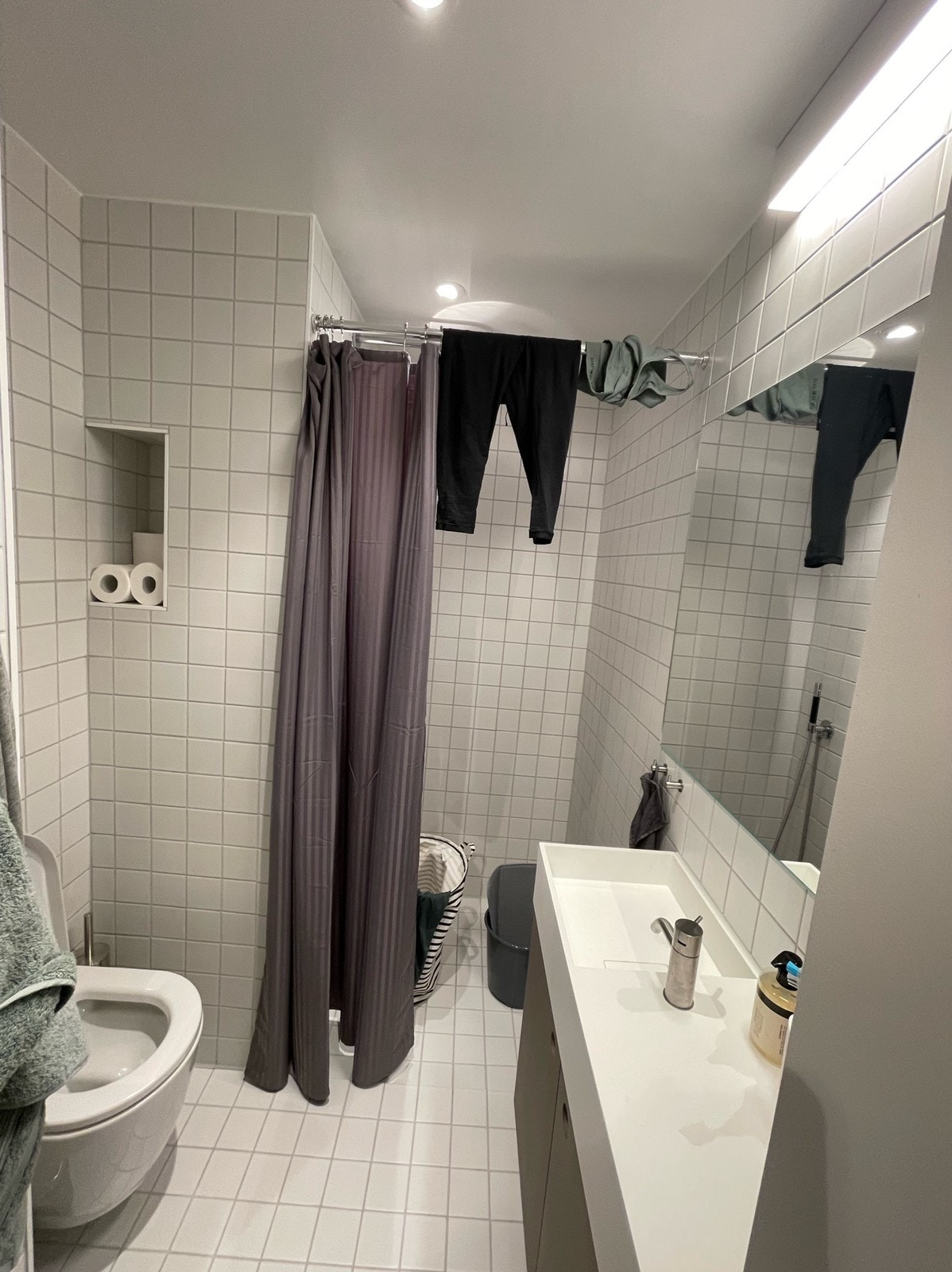 Nytt bad med servant, toalett og dusj. Galleribilde
