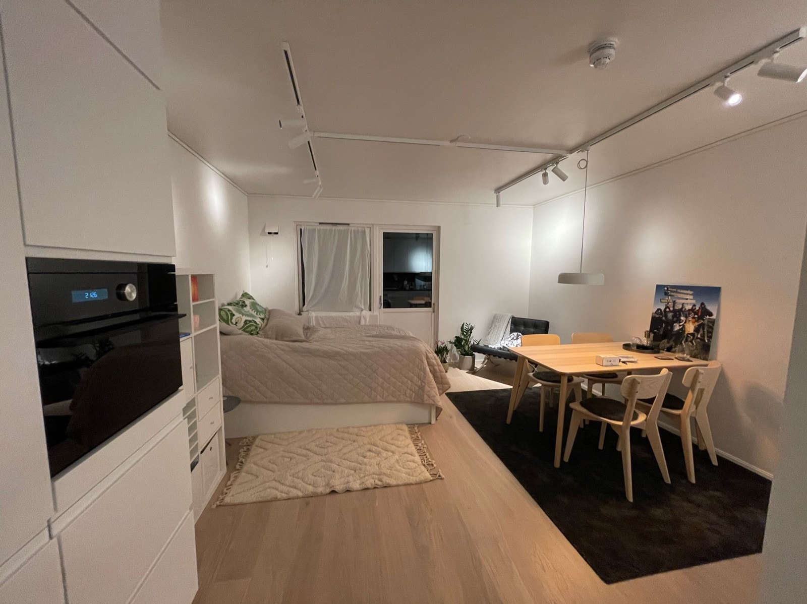 Godt med lagring i skap og under sengen. Galleribilde