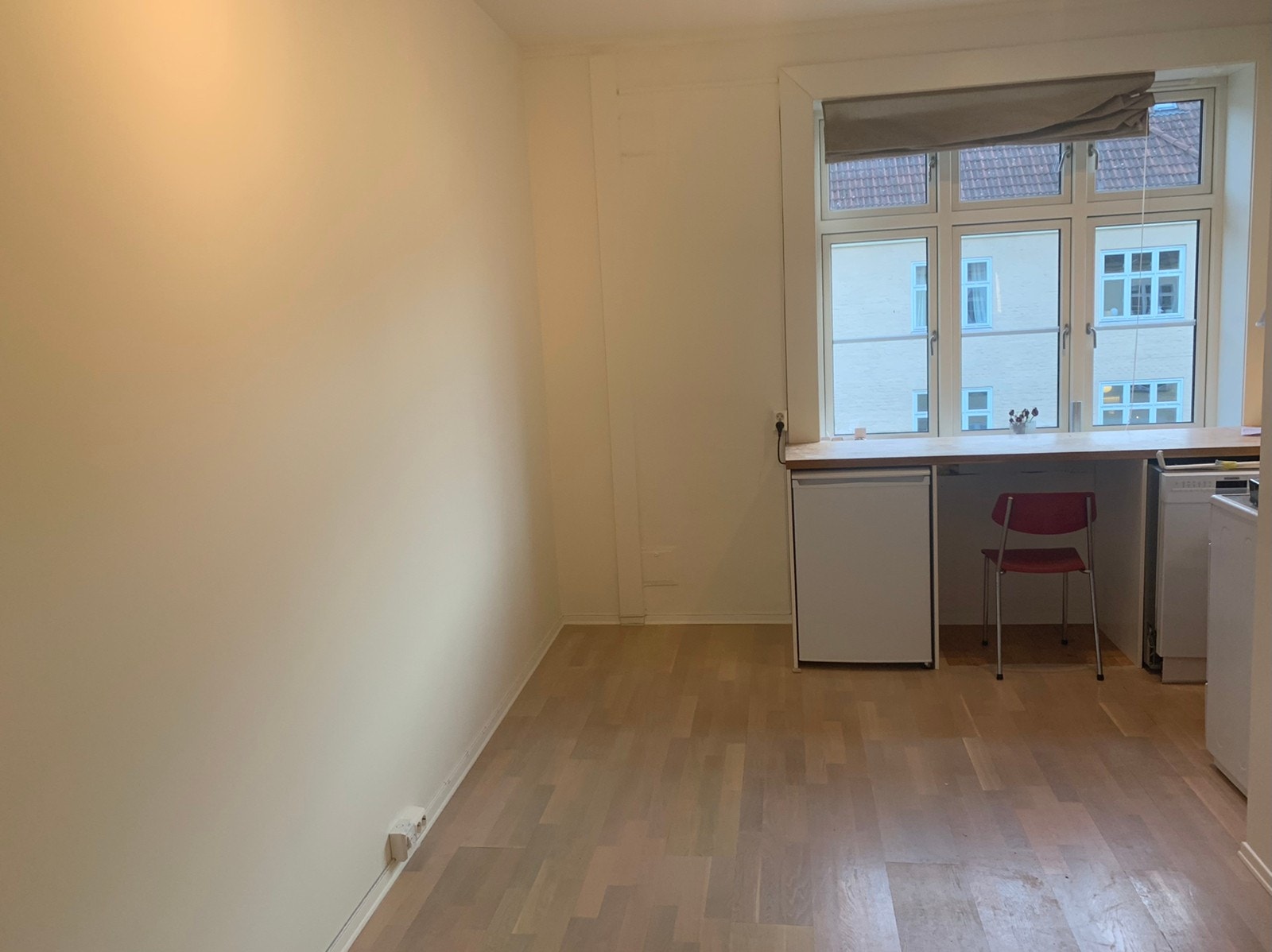 Plass til skap 100 cm til venstre. Arbeidsbenk/kjøkkenbenk med kjøleskap og oppvaskmaskin. Galleribilde