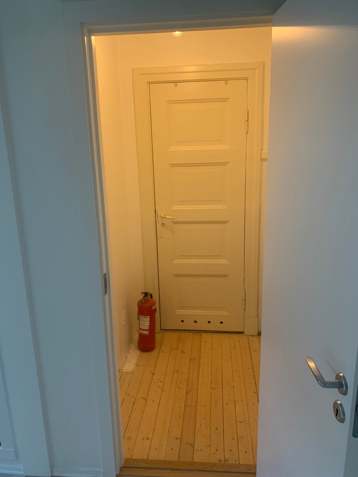 Entre sett fra oppholdsrom. WC rett frem. Galleribilde