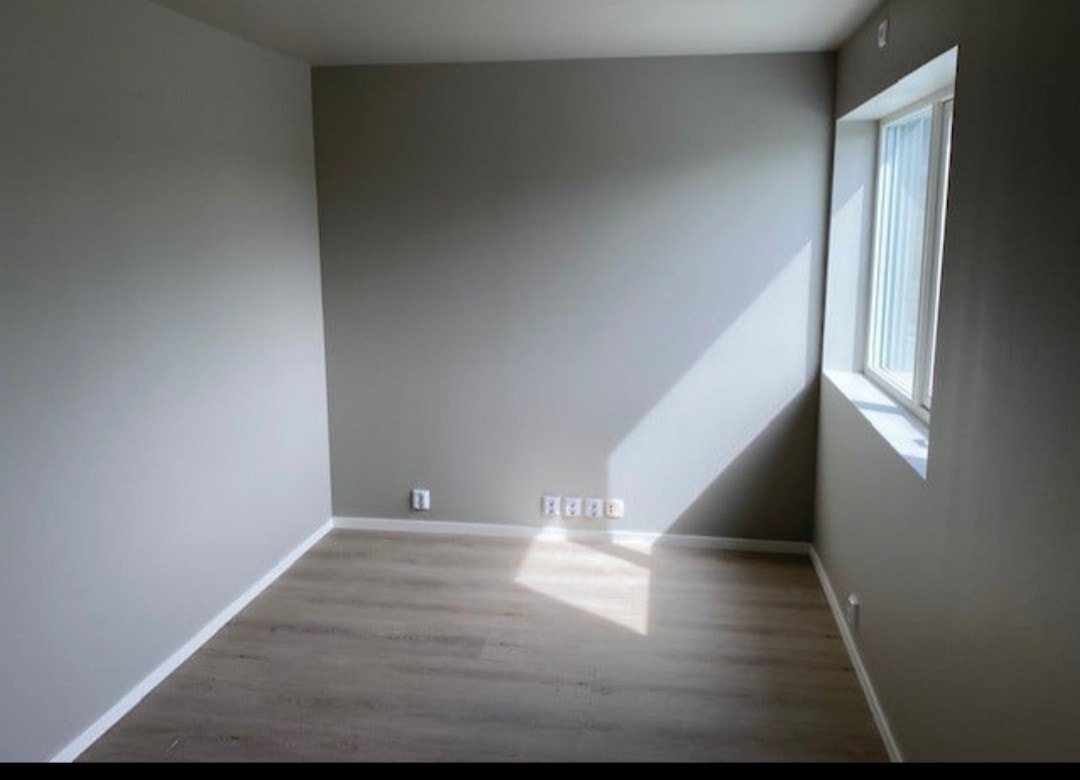 Hybelen er nå koselig møblert med god seng, pult/ bord, kontorstol, godstol, lamper og stort fint bilde på den ene veggen. Galleribilde