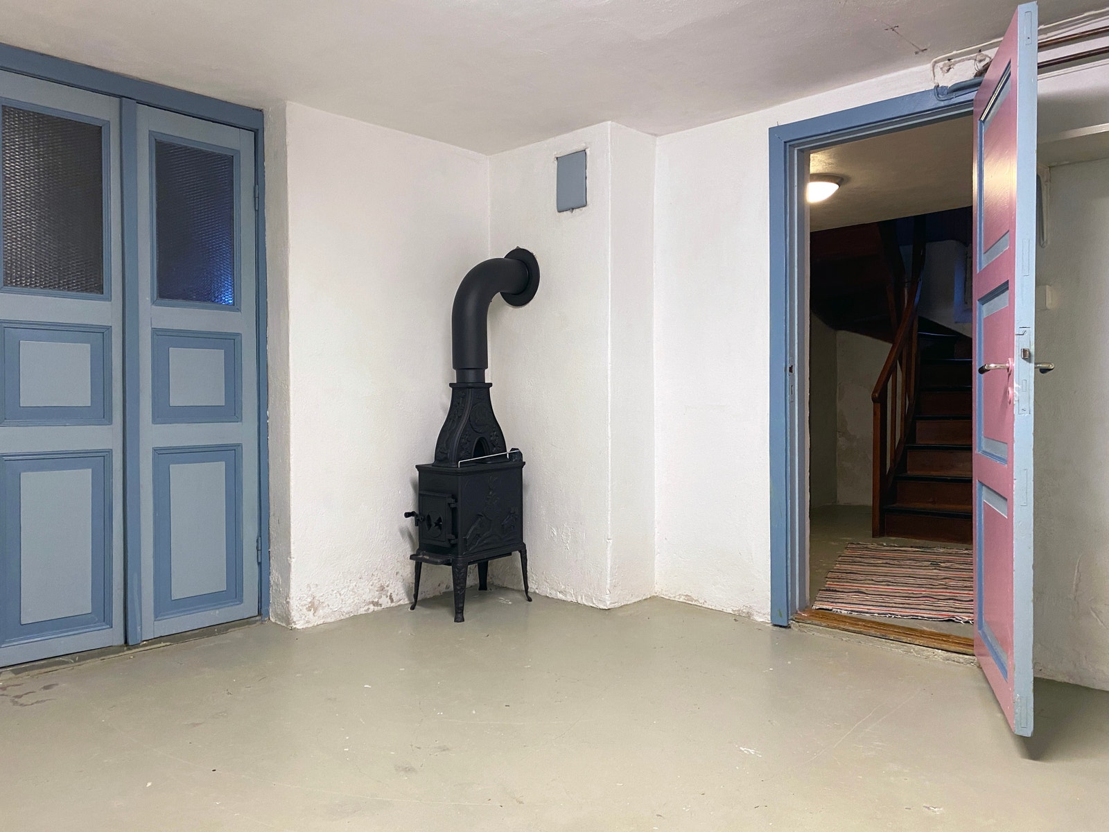 Ny vedovn installert for oppvarming av underetasjen. Her er boder, vaskerom, bad, wc etc. Galleribilde