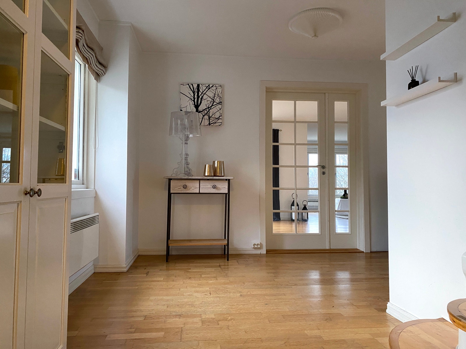 Romslig hall med god plass til på- og avkledning. Galleribilde