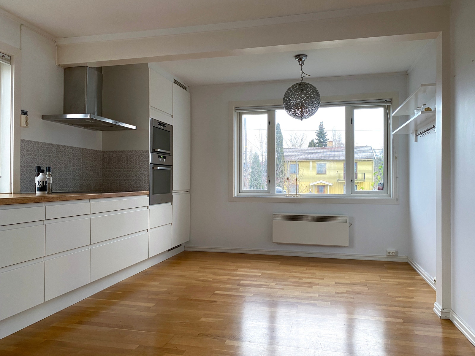 God plass til spisebord på kjøkkenet, med oversikt over innkjørselen og veien. Galleribilde
