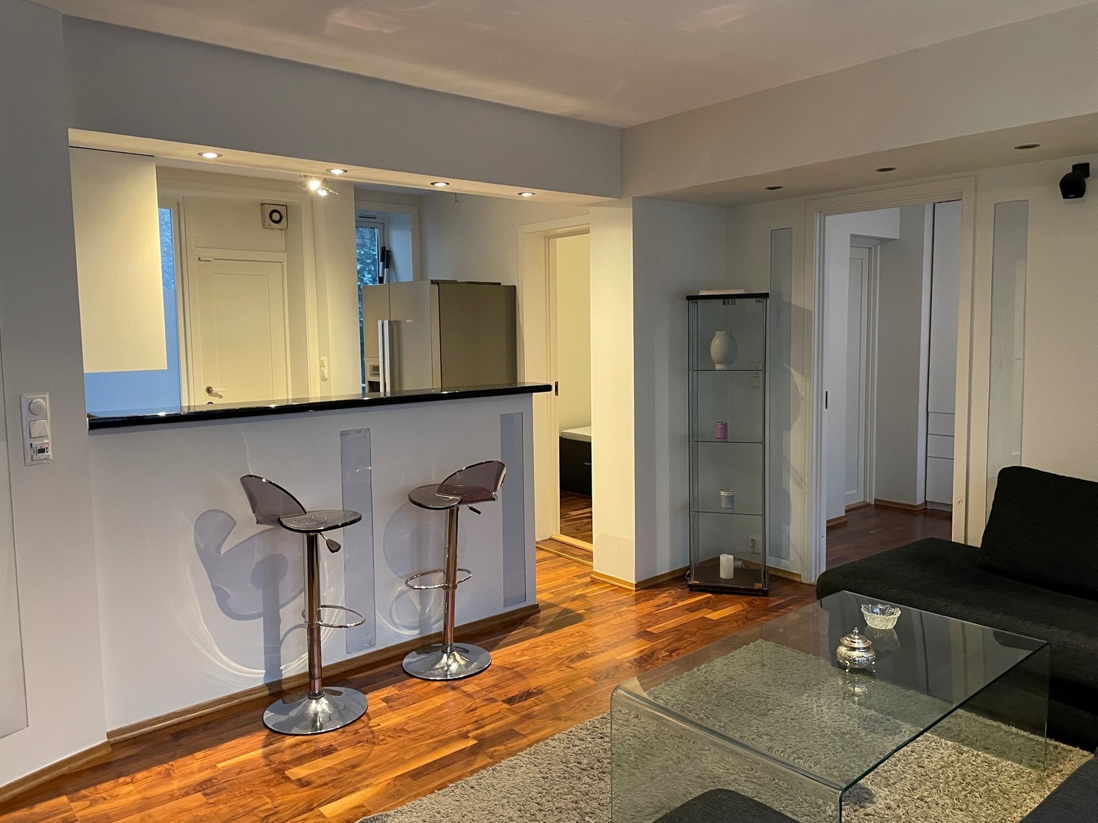 Bardisk i stue Galleribilde