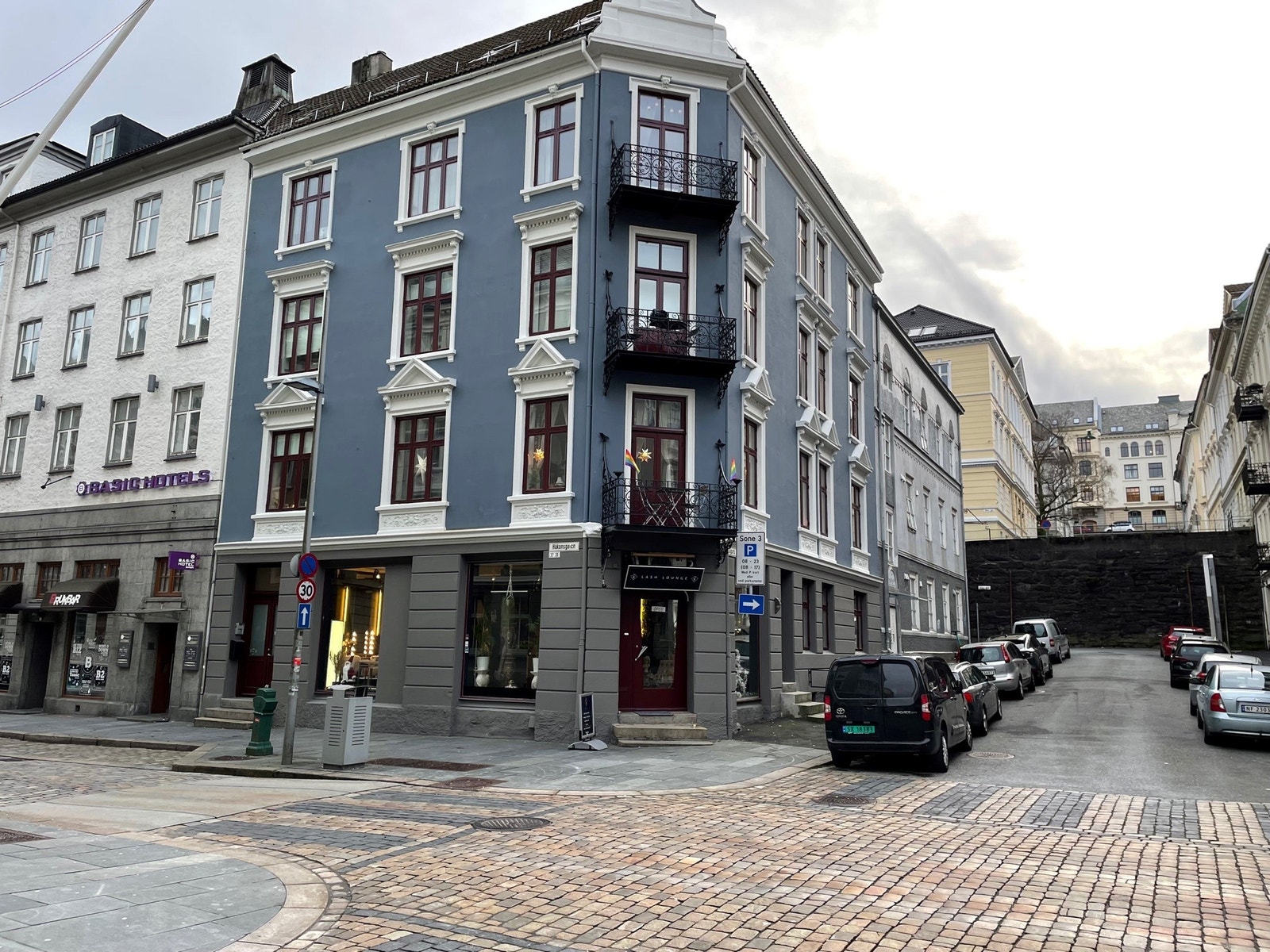 Fasade - leiligheten har egen inngang i sidegaten Galleribilde