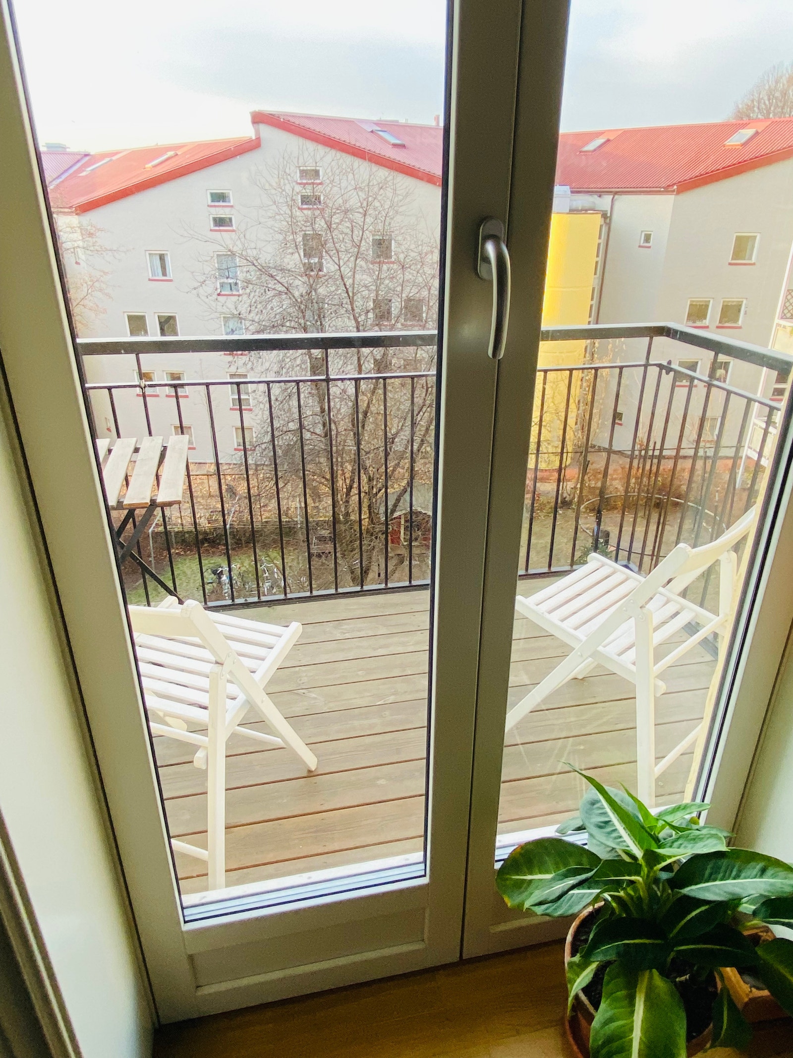 Solrik balkong ut mot hyggelig bakgård Galleribilde