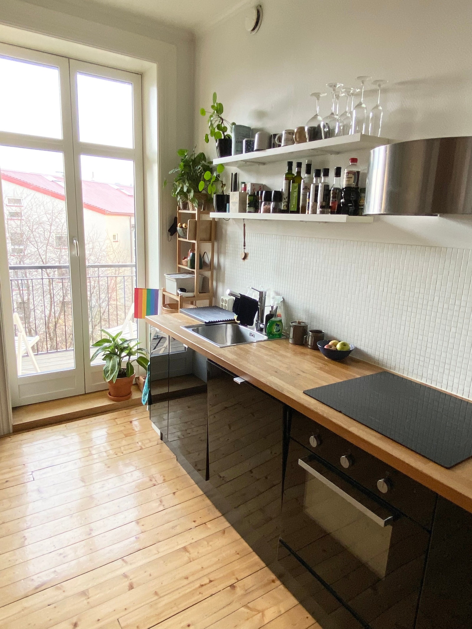 Utgang til solrik balkong fra kjøkken Galleribilde