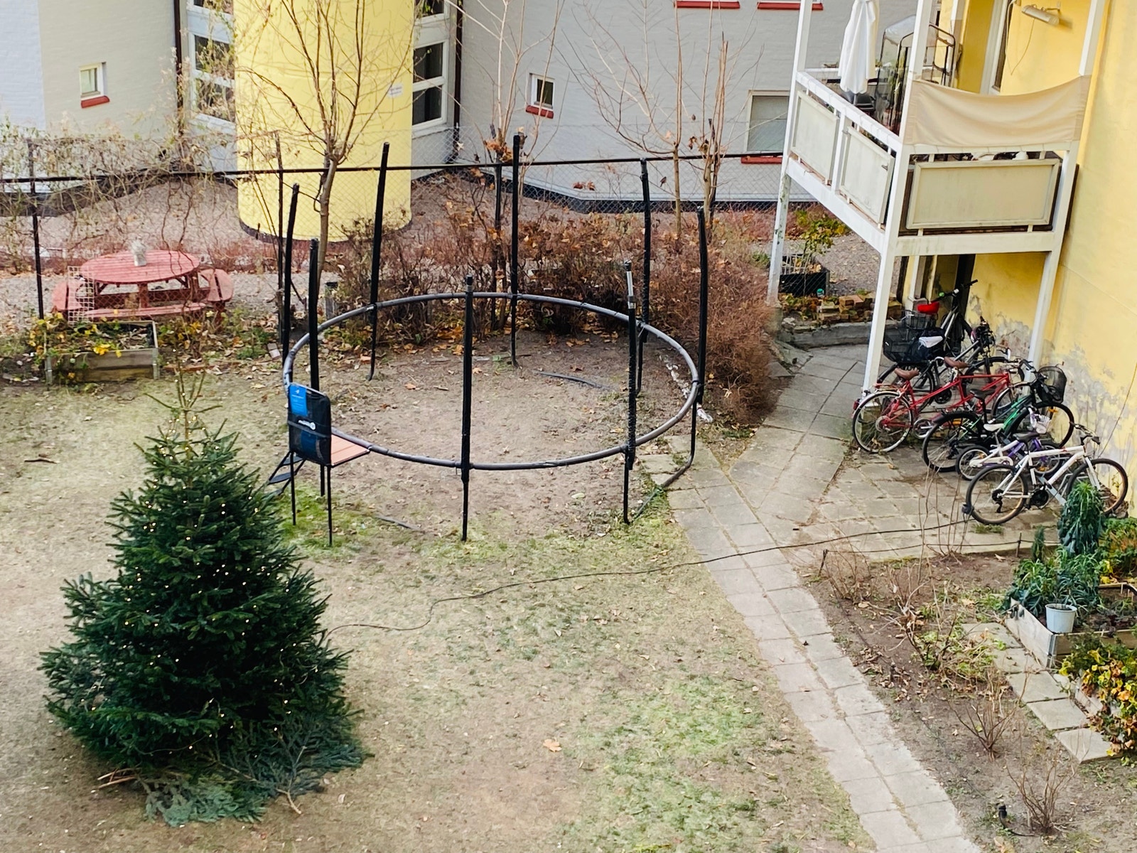 Hyggelig bakgård med eget sykkelrom Galleribilde