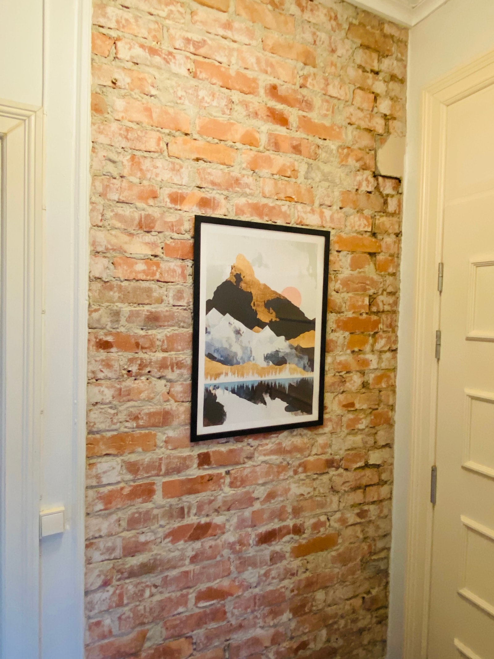 Gang med original murvegg Galleribilde